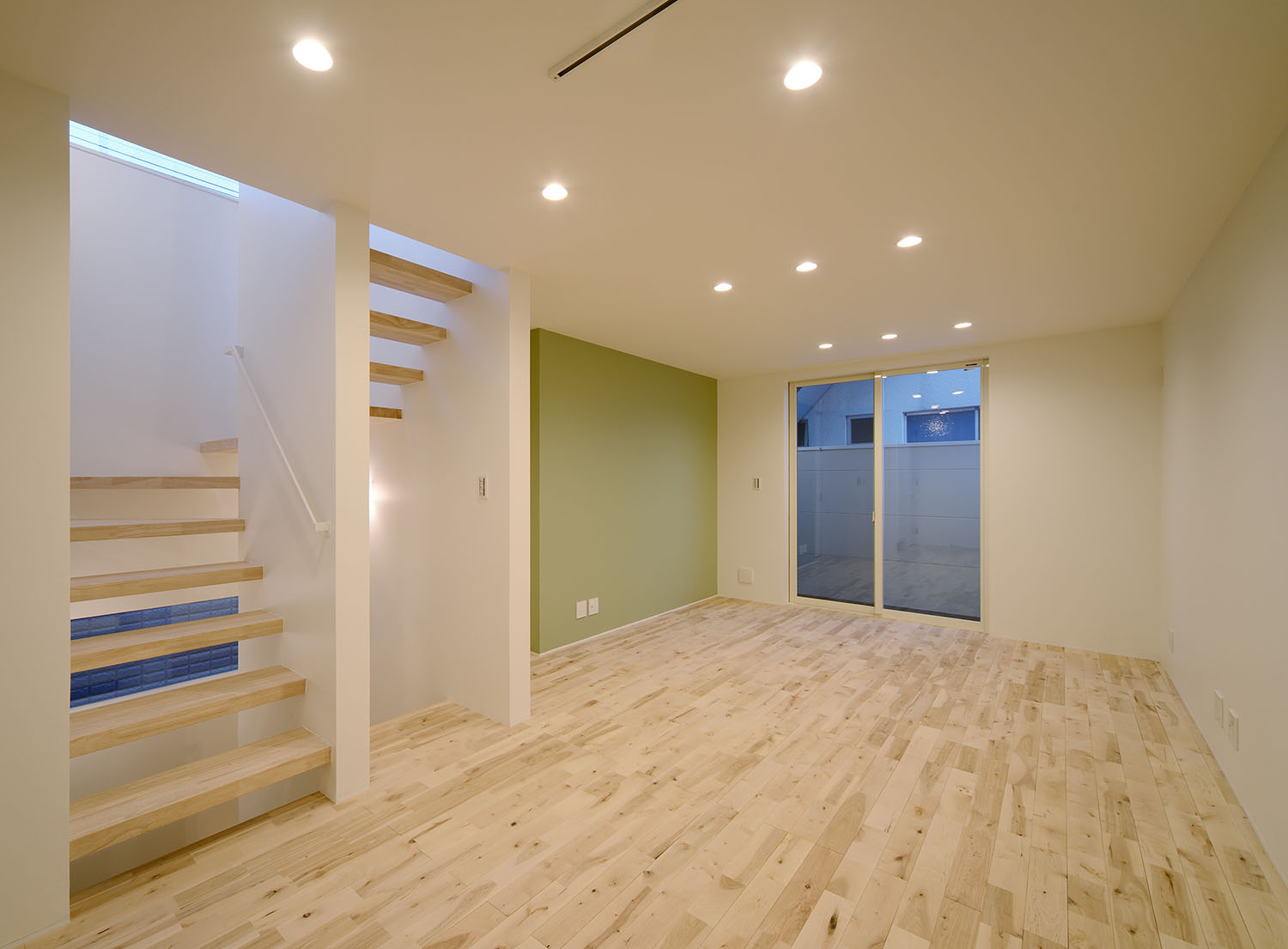 ダウンライトが取り付けられたシンプルなフローリングのLDK・デザイン住宅