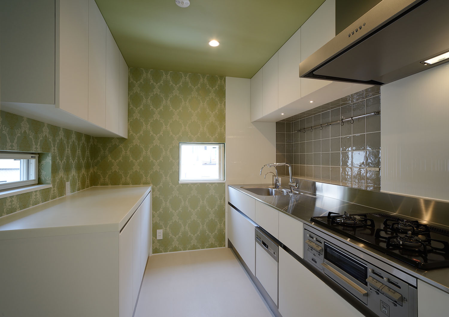 壁と天井に緑を取り入れた壁付けキッチン・デザイン住宅