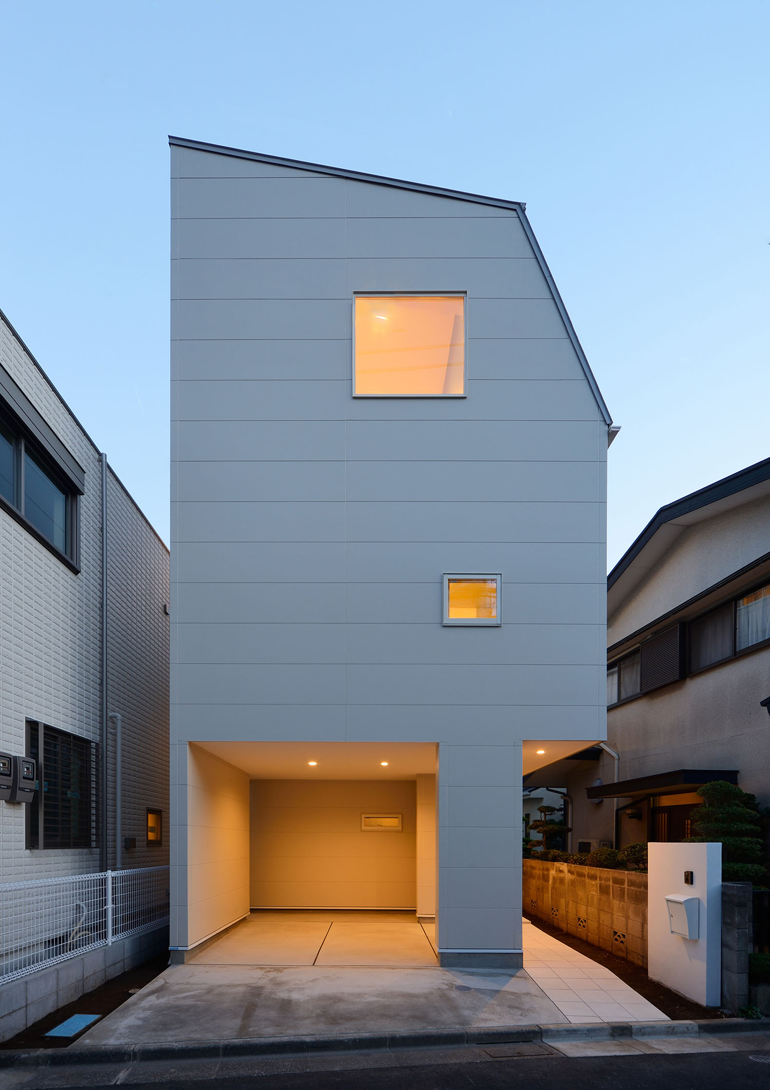 インナーガレージがあるシンプルな外観の三階建て住宅・デザイン住宅