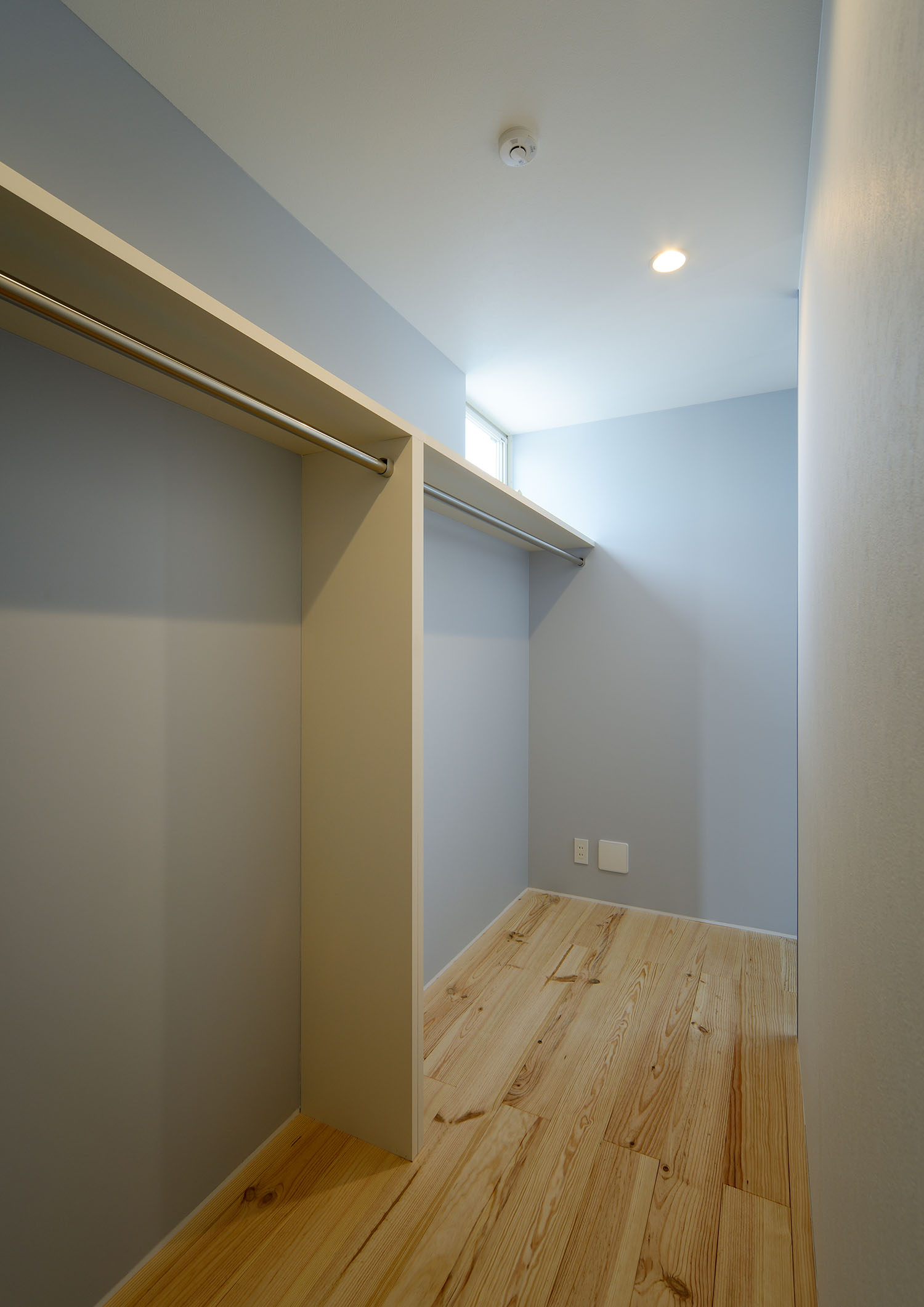 窓から光が入る半個室のウォークインクローゼット・デザイン住宅