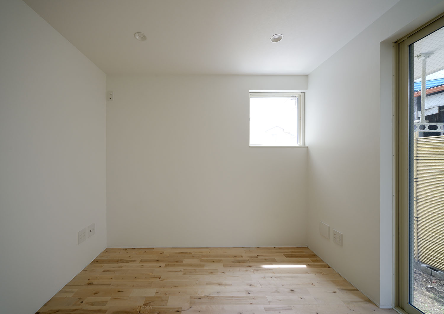 正方形の窓が取り付けられたコンパクトな書斎・デザイン住宅