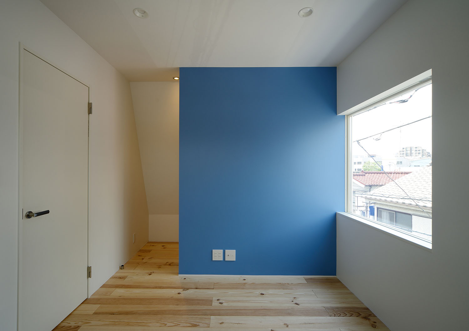 青いアクセントウォールで部屋が仕切られた子供部屋・デザイン住宅