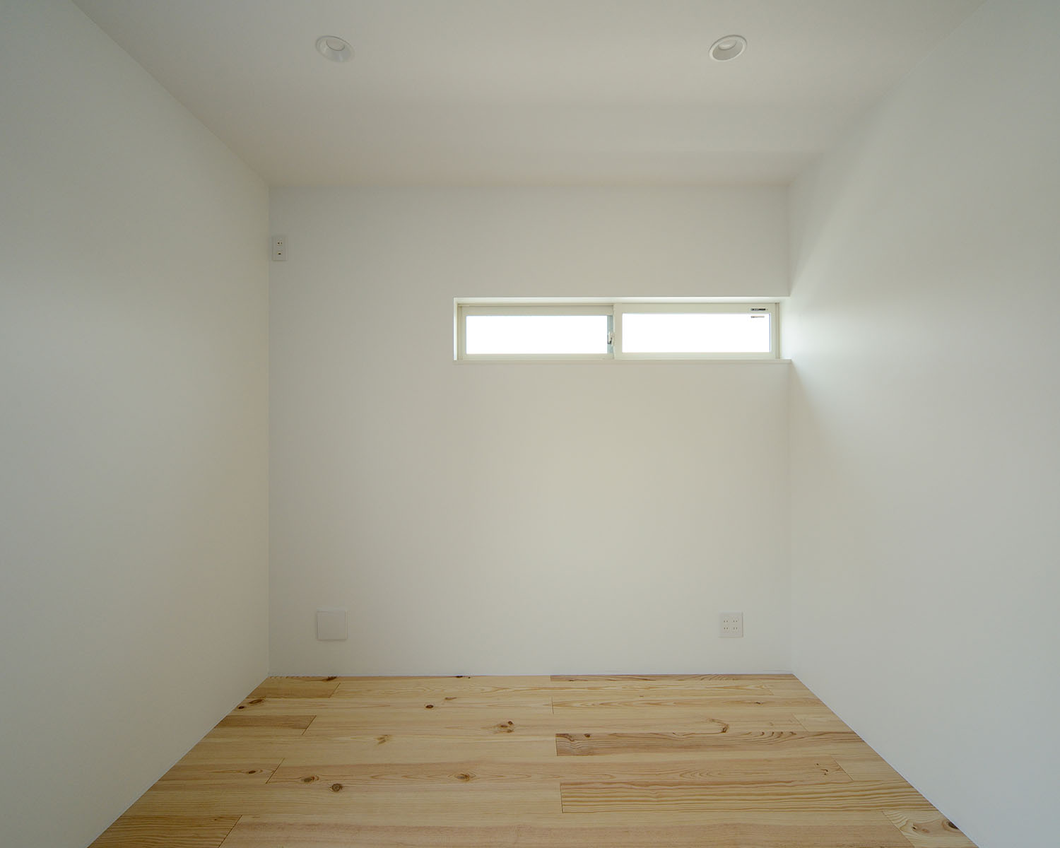 スリット窓が取り付けられたフローリングのシンプルな子供部屋・デザイン住宅