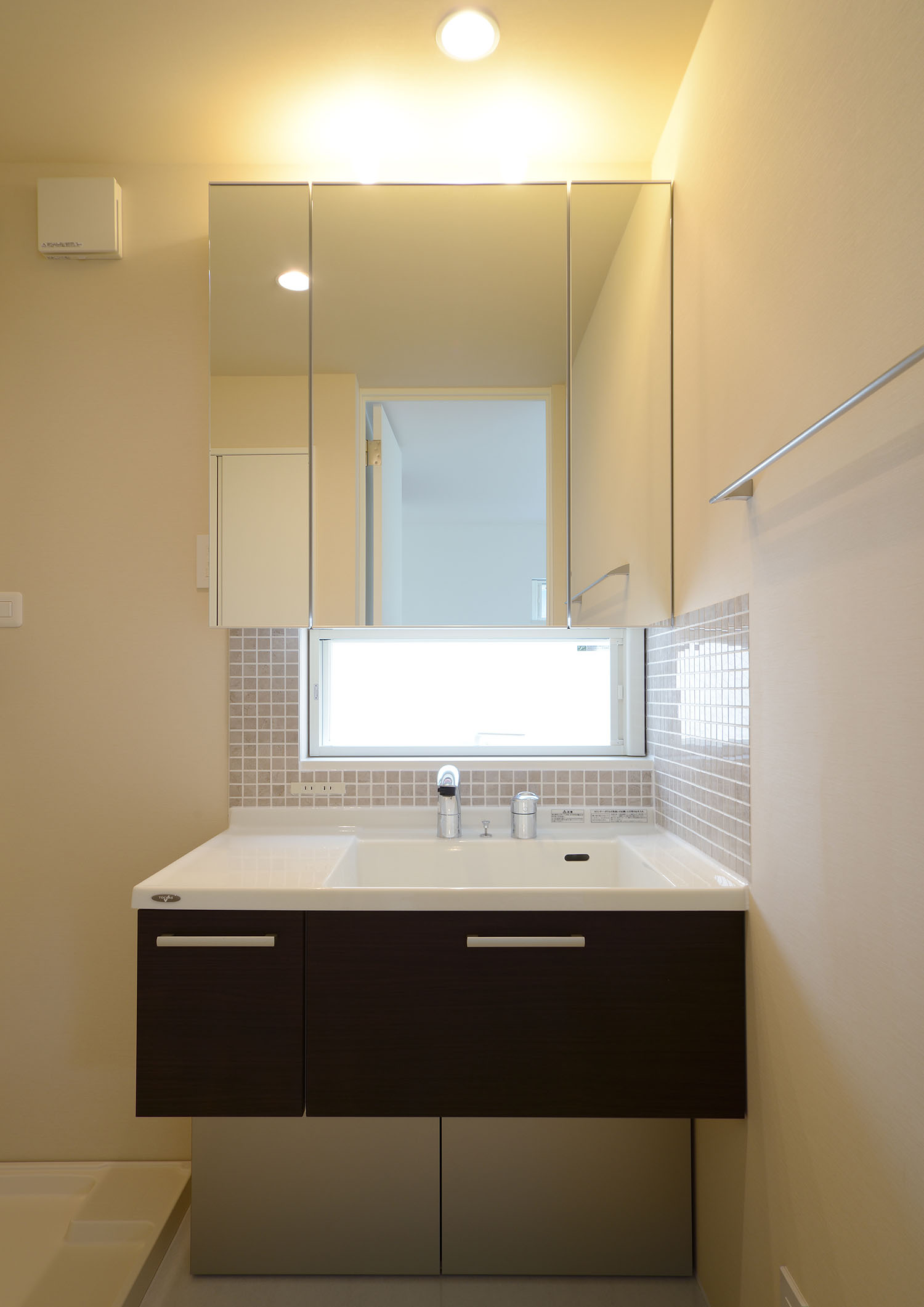 手元にスリット窓を取り付けたシンプルな洗面所・デザイン住宅