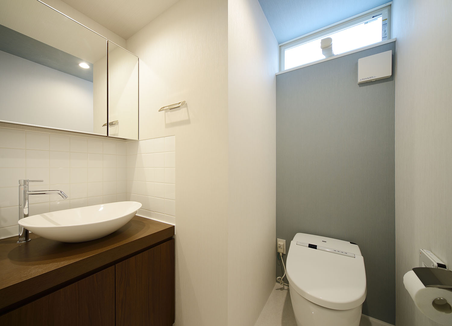 手洗いカウンターが一体となったトイレ・デザイン住宅