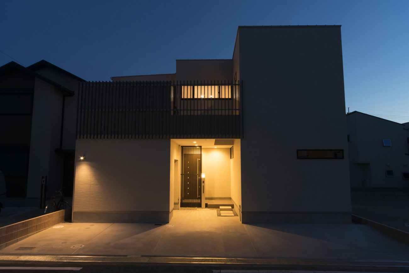 奥まった場所に玄関があるプライバシー性の高いデザイン・デザイン住宅