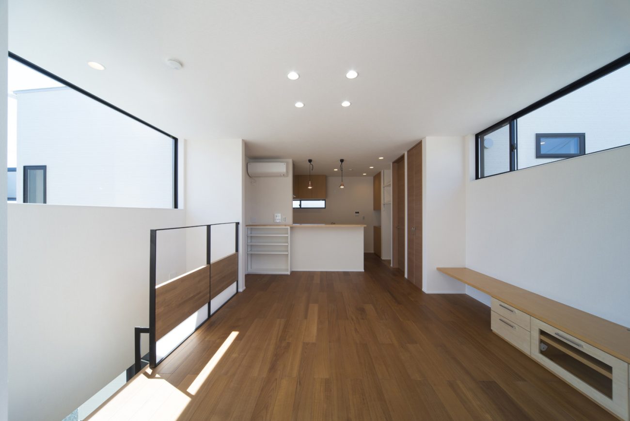 天井近くの窓から光が入る明るいLDK・デザイン住宅