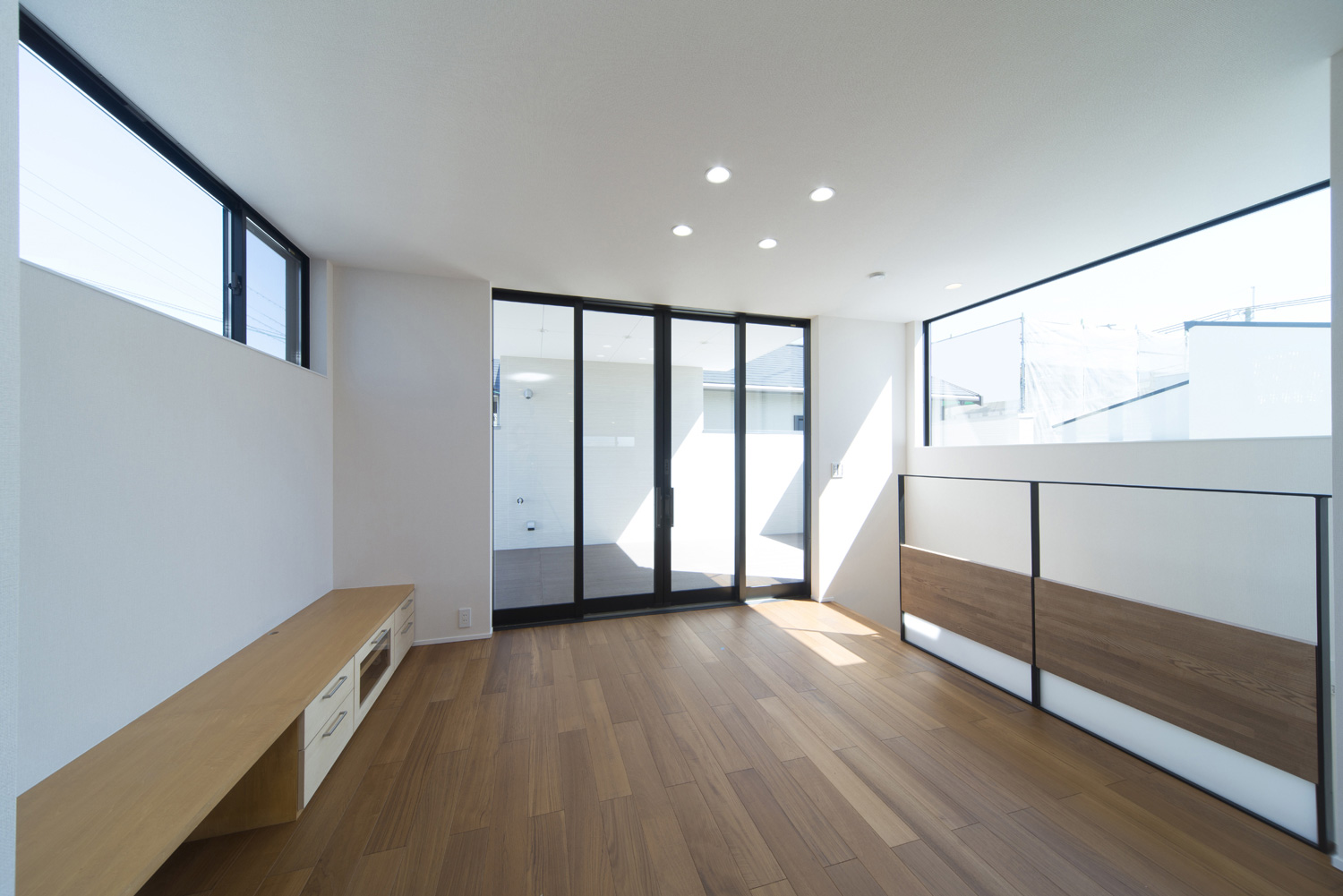 バルコニーに面した大きな窓がある開放的なLDK・デザイン住宅