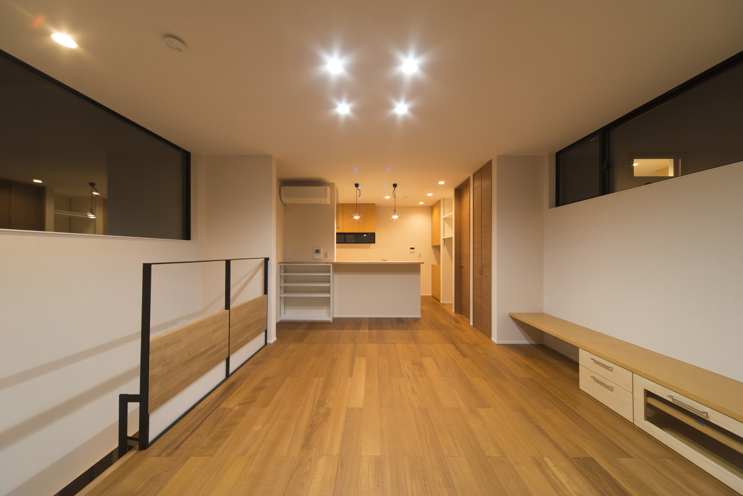 造作ベンチやカウンター付きのキッチンがあるシンプルなLDK・デザイン住宅