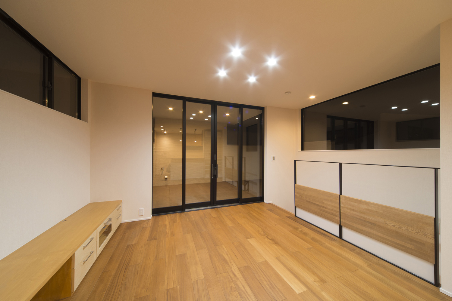 バルコニーとフラットに繋がる二階LDK・デザイン住宅