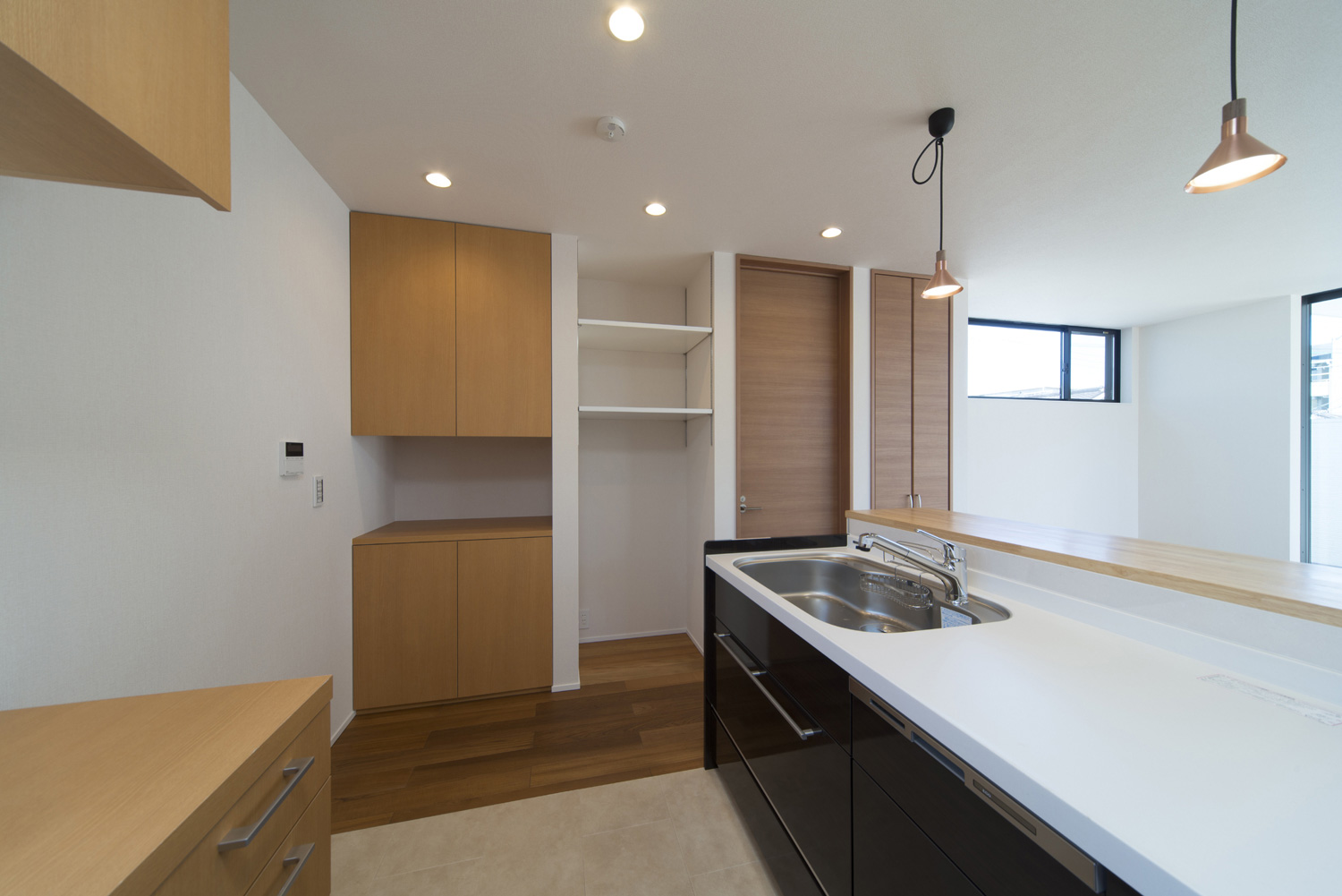 木目のインテリアで統一したリビングが見渡せるキッチン・デザイン住宅