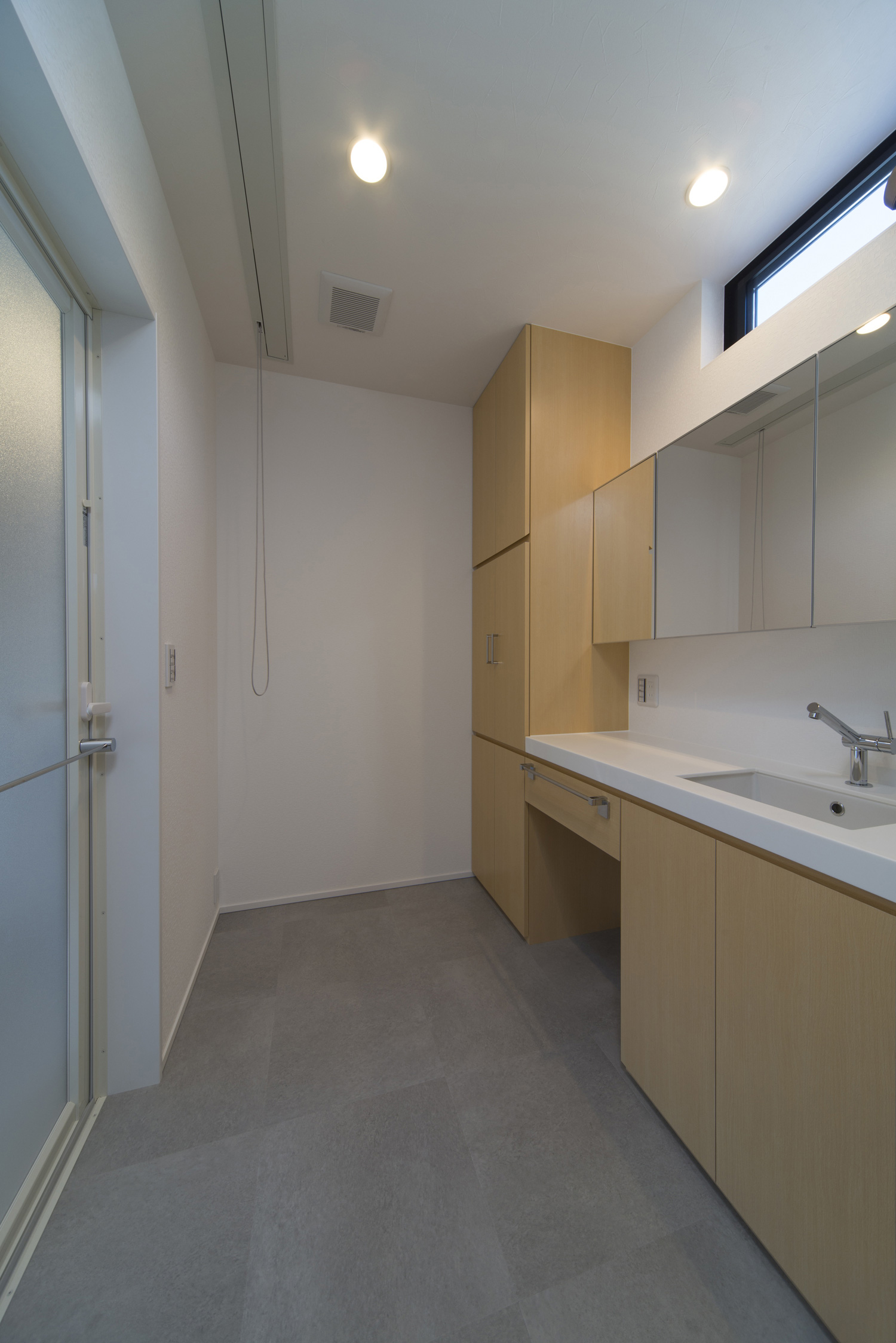 木目の収納がある洗面所・デザイン住宅