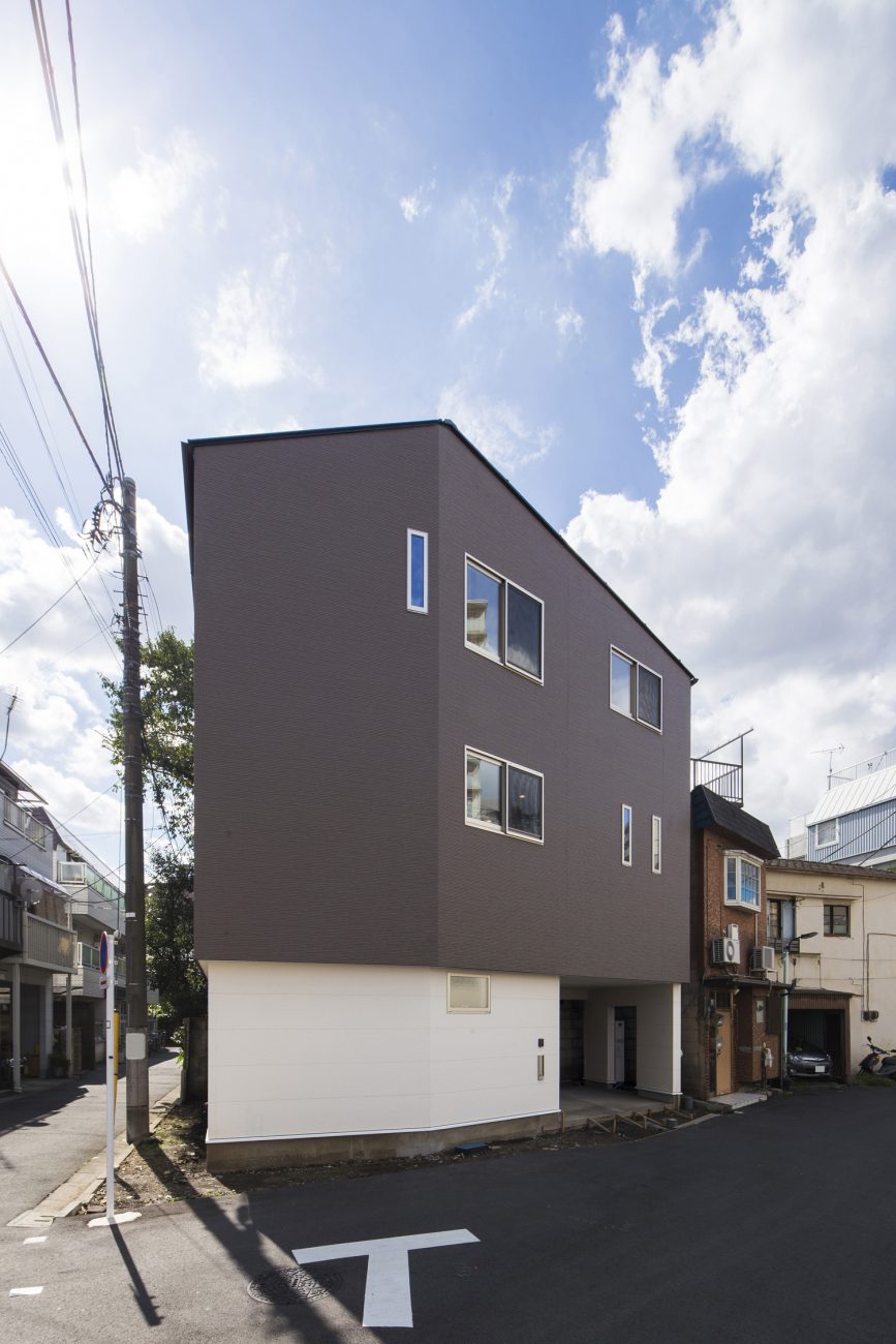 白とグレーの外壁のシンプルな三階建ての家・デザイン住宅