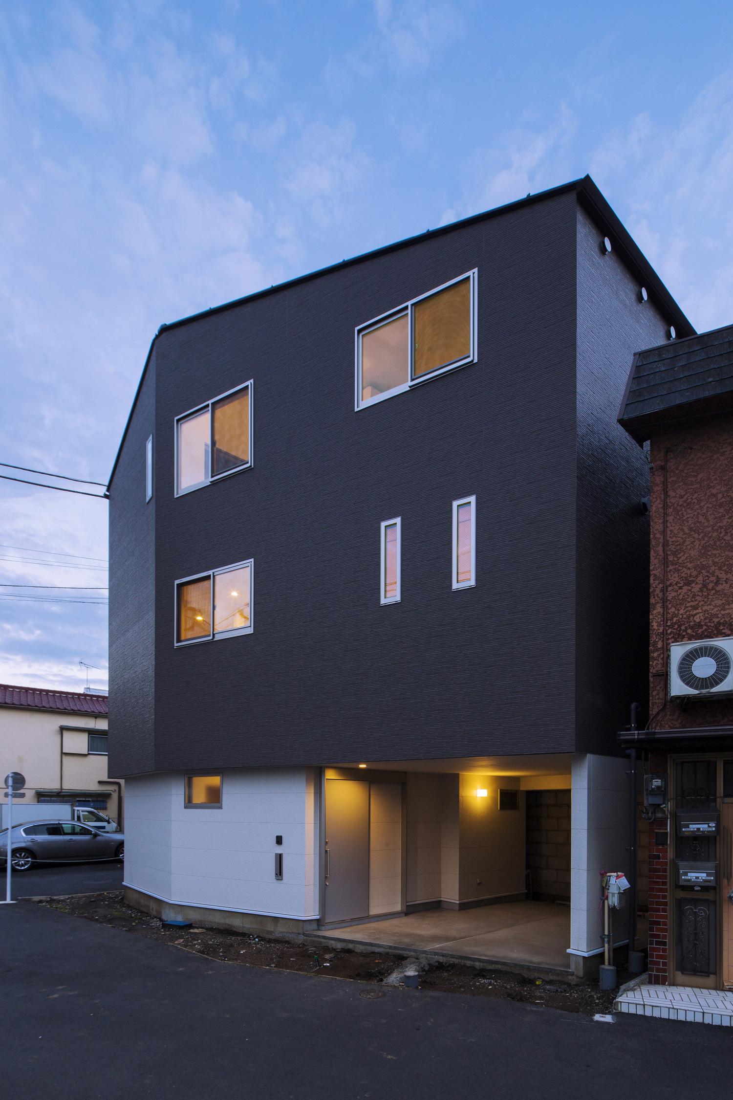 インナーガレージのある三階建ての家・デザイン住宅