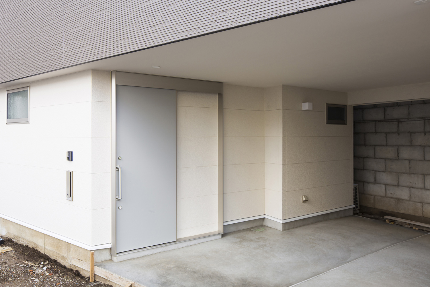 インナーガレージの中にある玄関・デザイン住宅