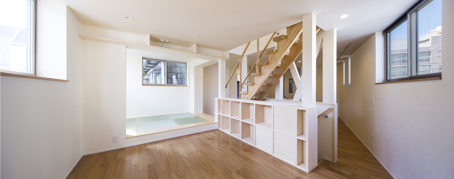 中央にスケルトン階段がある畳スペースのあるLDK・デザイン住宅