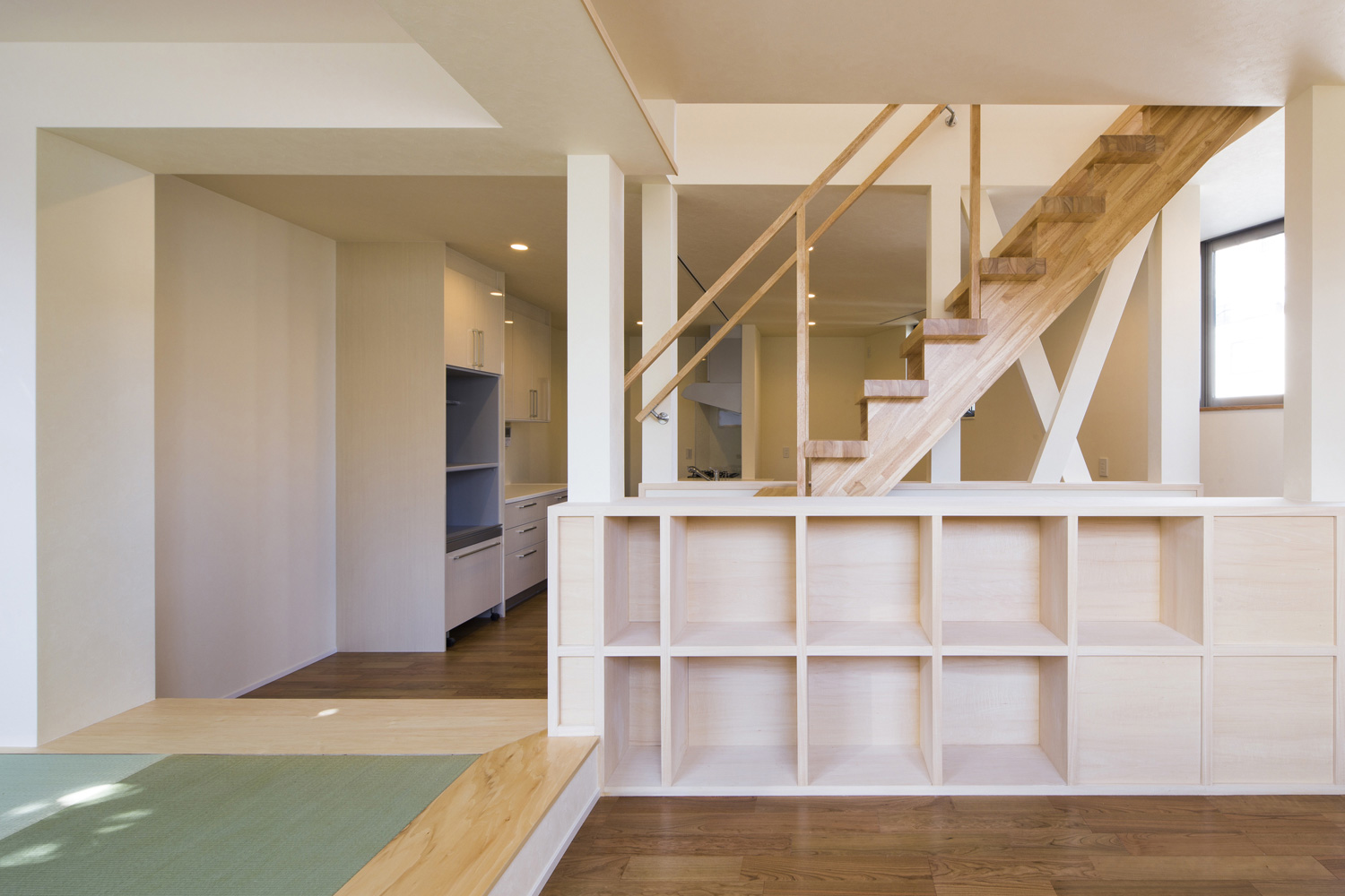 造作の木製の収納棚があるコンパクトなLDK・デザイン住宅