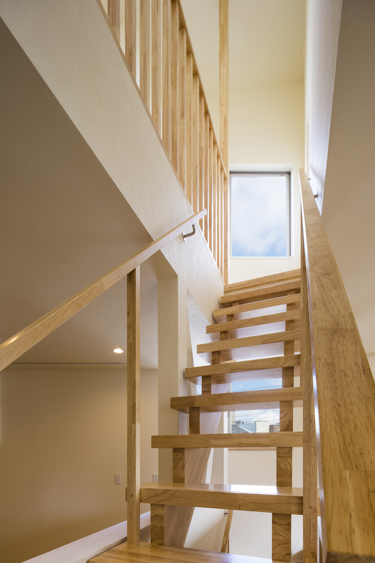 階段を上がった先に窓がある開放的なスケルトン階段・デザイン住宅