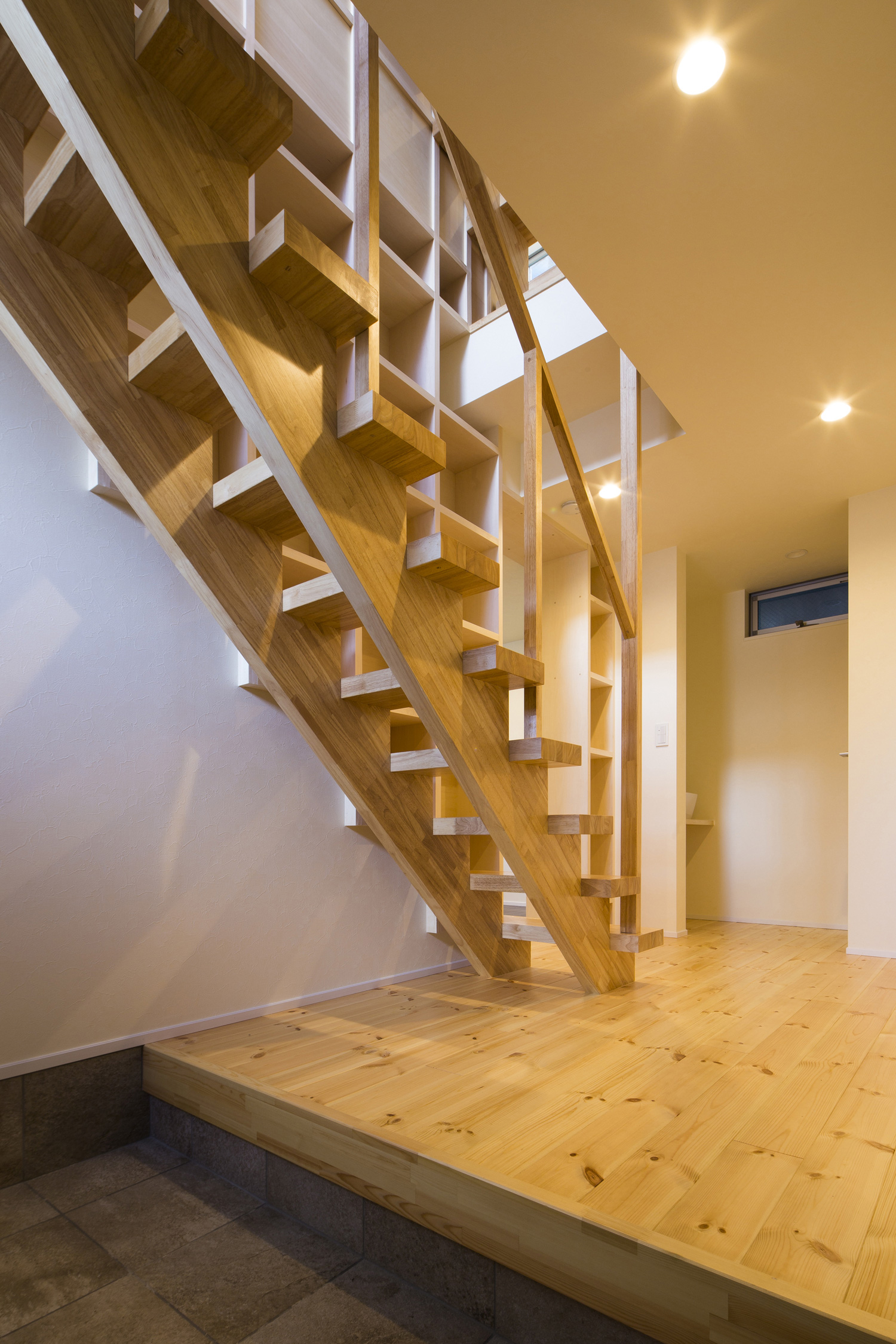 フローリングのフロアにある木のスケルトン階段・デザイン住宅