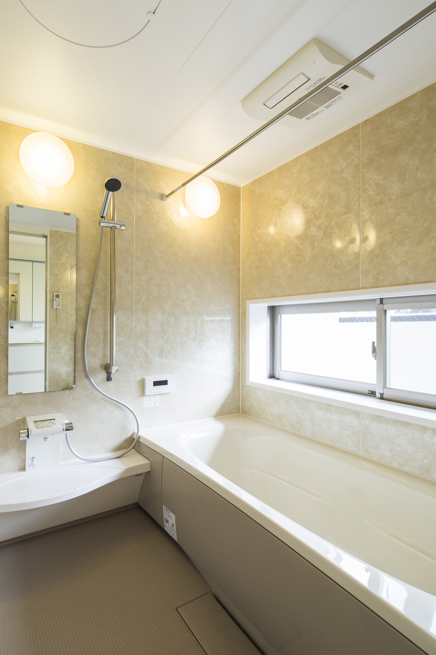 大理石風の壁のシンプルな浴室・デザイン住宅