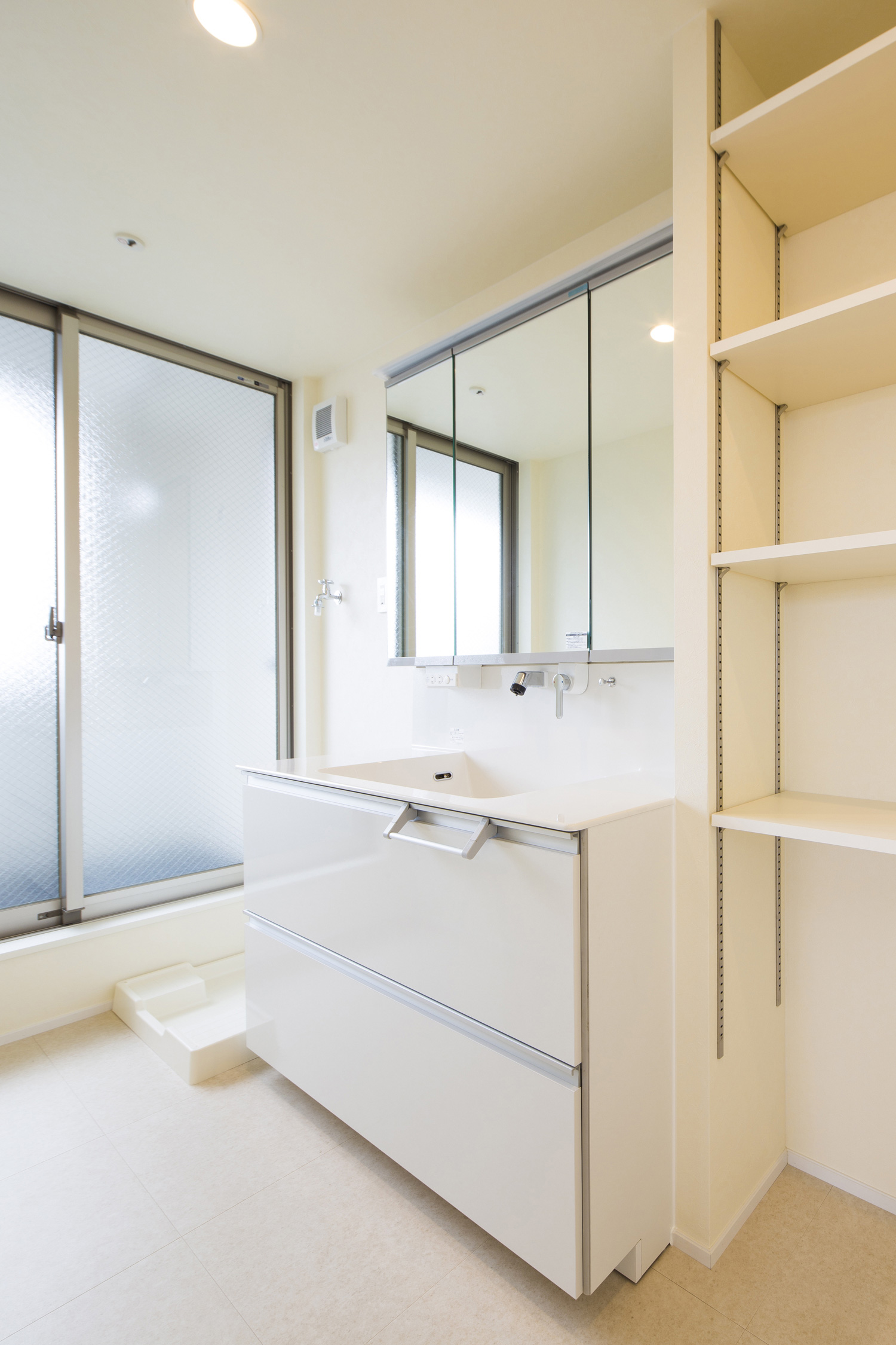 白でまとめられたコンパクトで清潔感のある洗面所・デザイン住宅