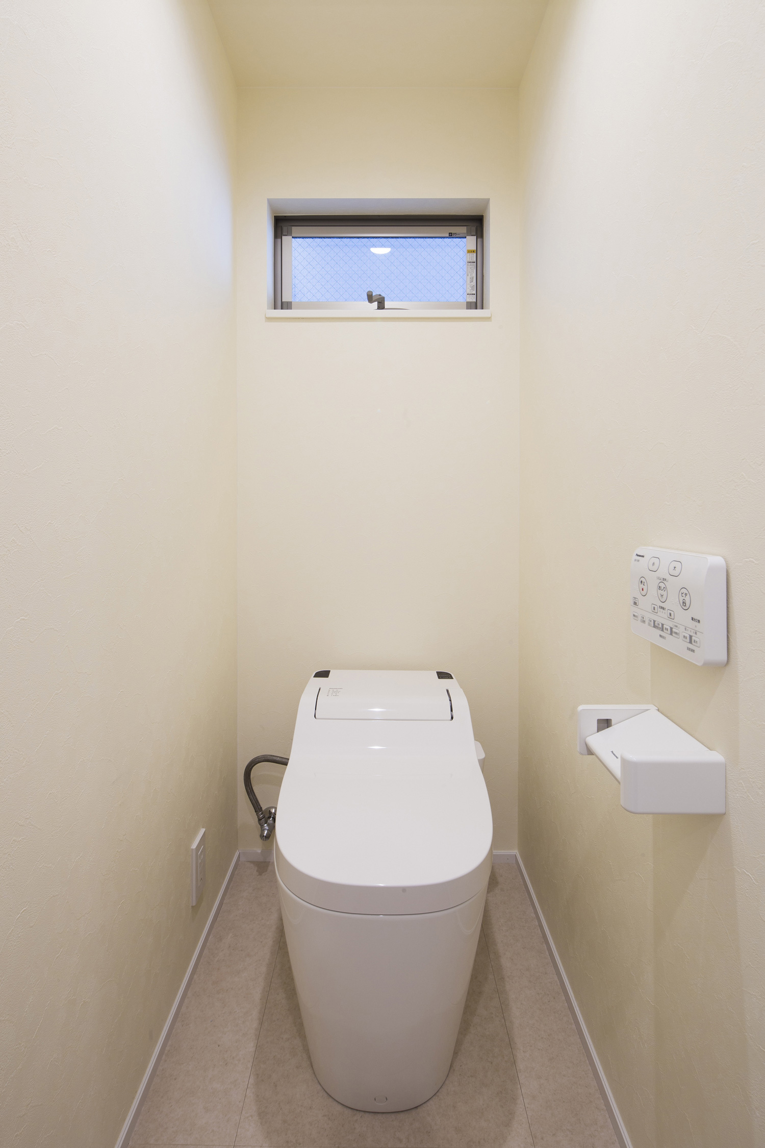 小窓があるシンプルなトイレ・デザイン住宅