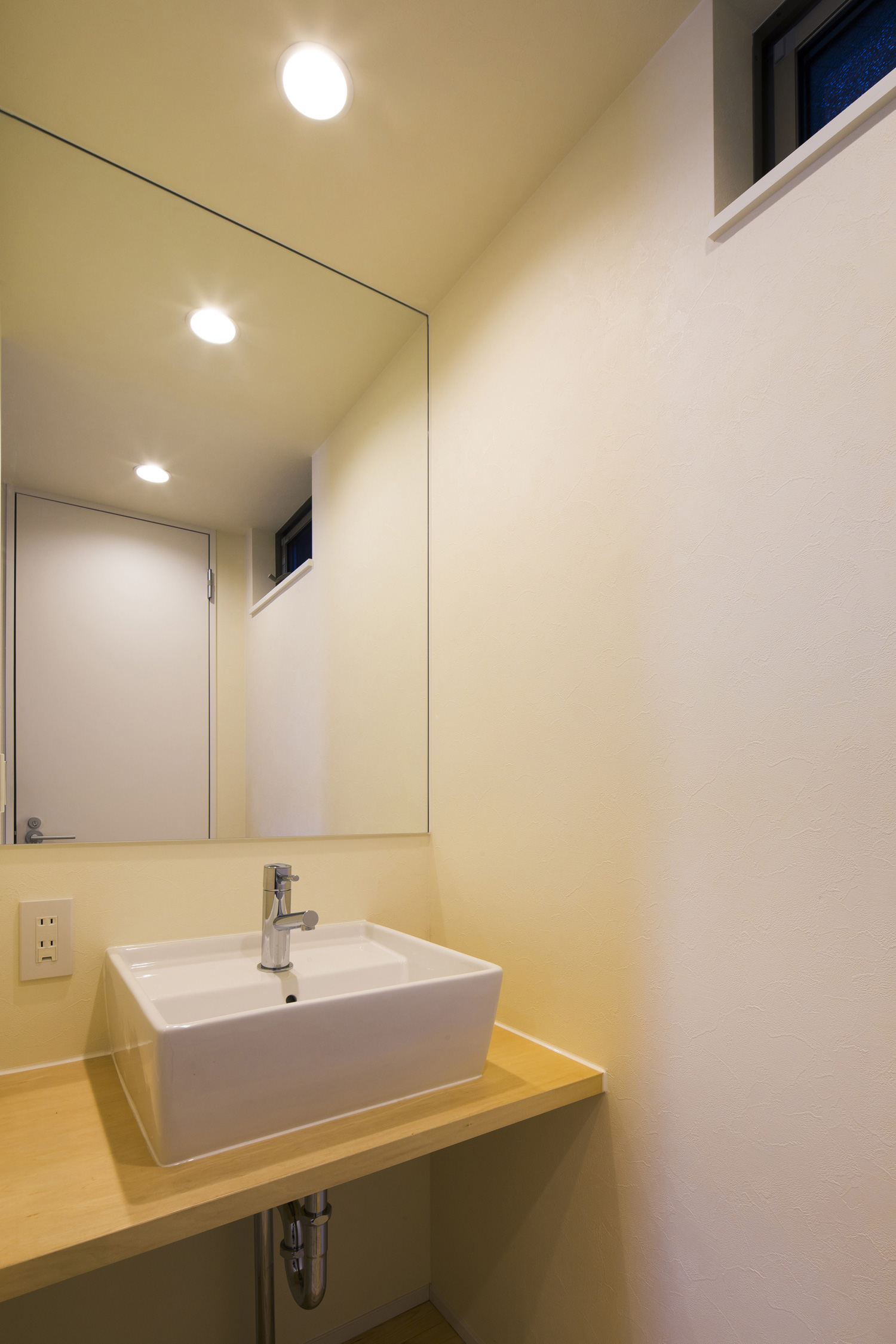 四角い洗面ボウルがあるシンプルな手洗いカウンター・デザイン住宅