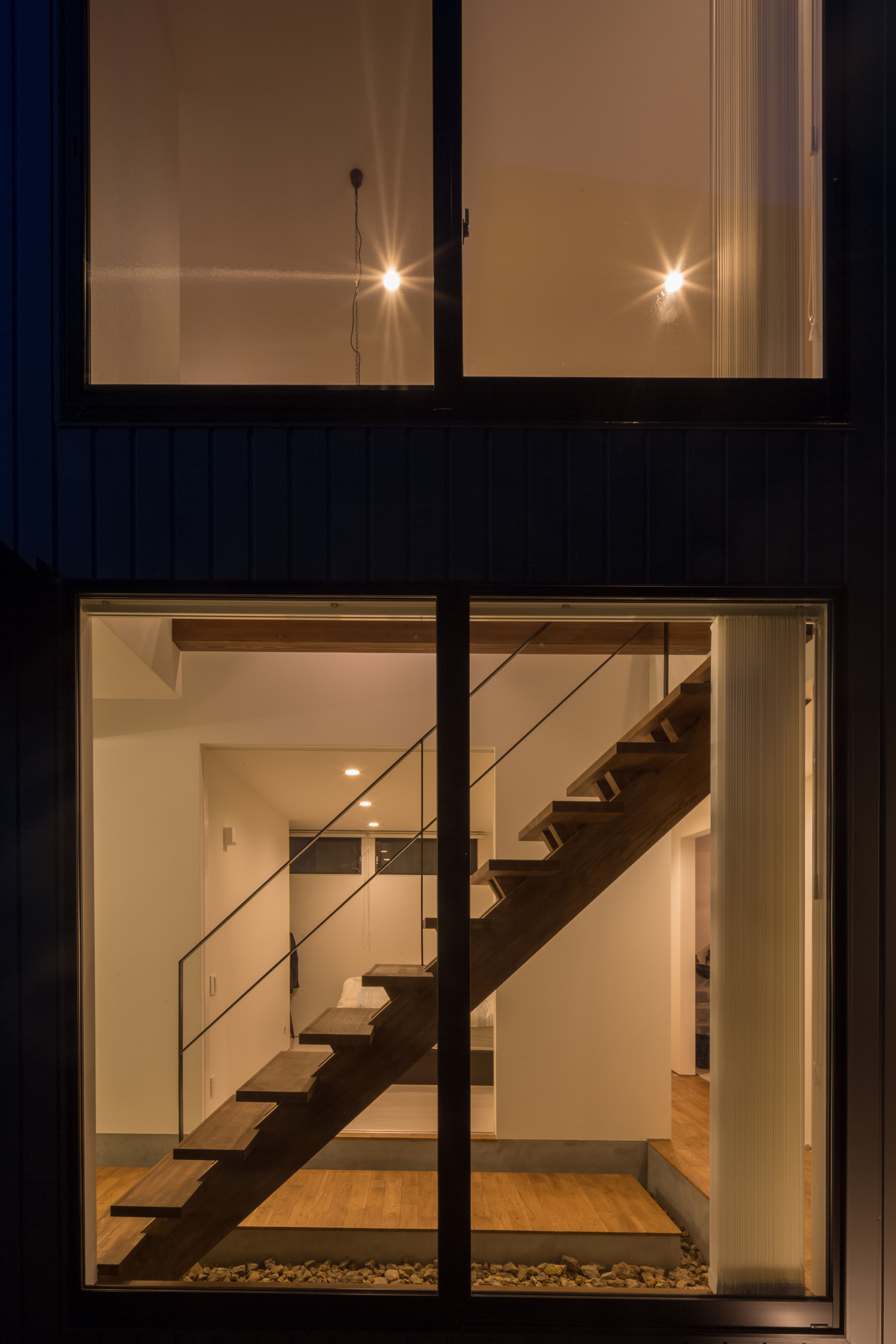 大きな窓が面した吹き抜けの中庭・デザイン住宅