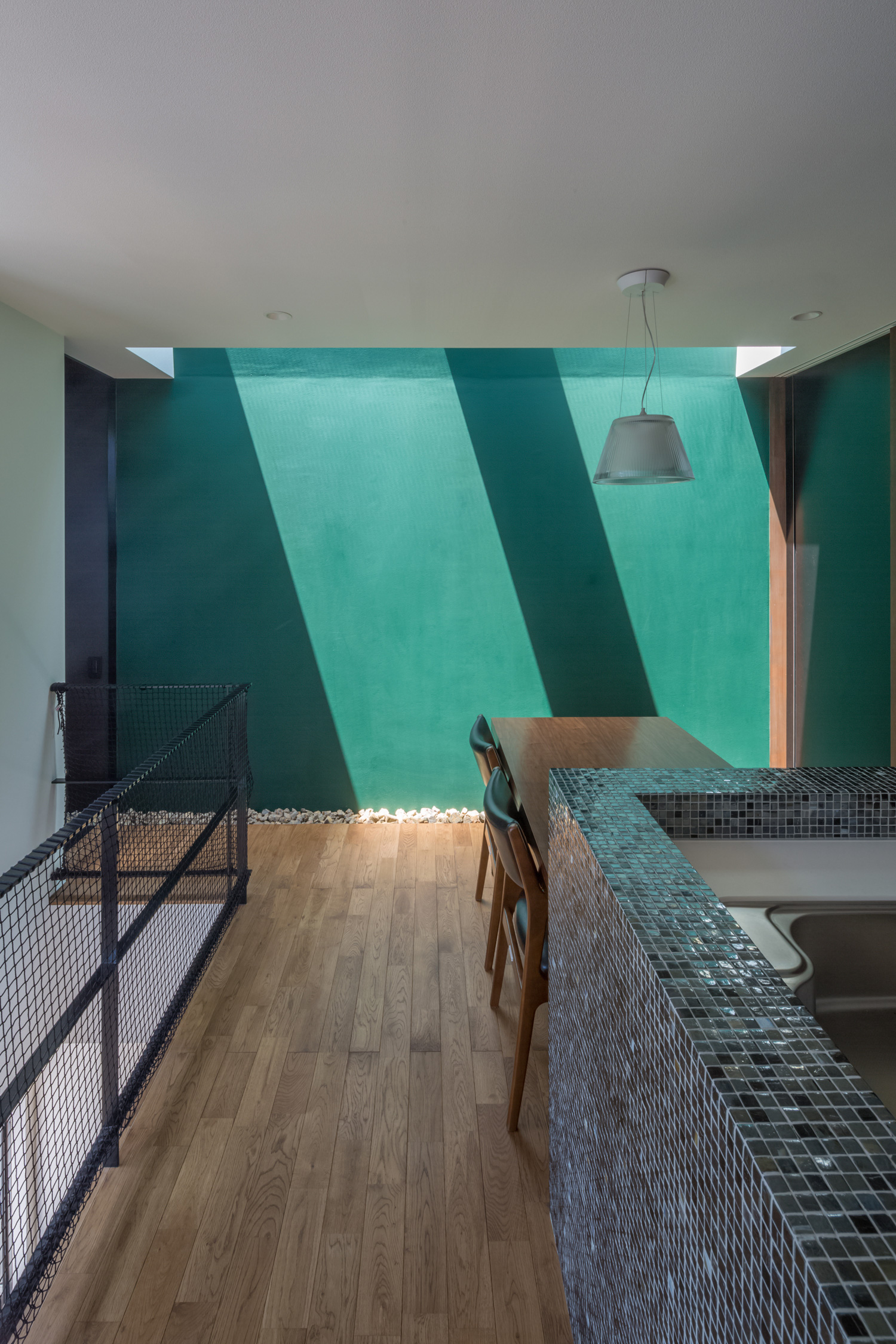 天窓から光が入るアクセントクロスのあるおしゃれで明るいLDK・デザイン住宅