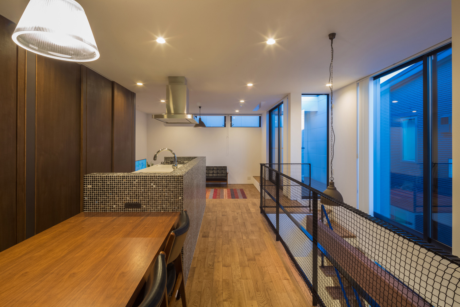 窓が多く取り付けられた開放的な二階LDK・デザイン住宅