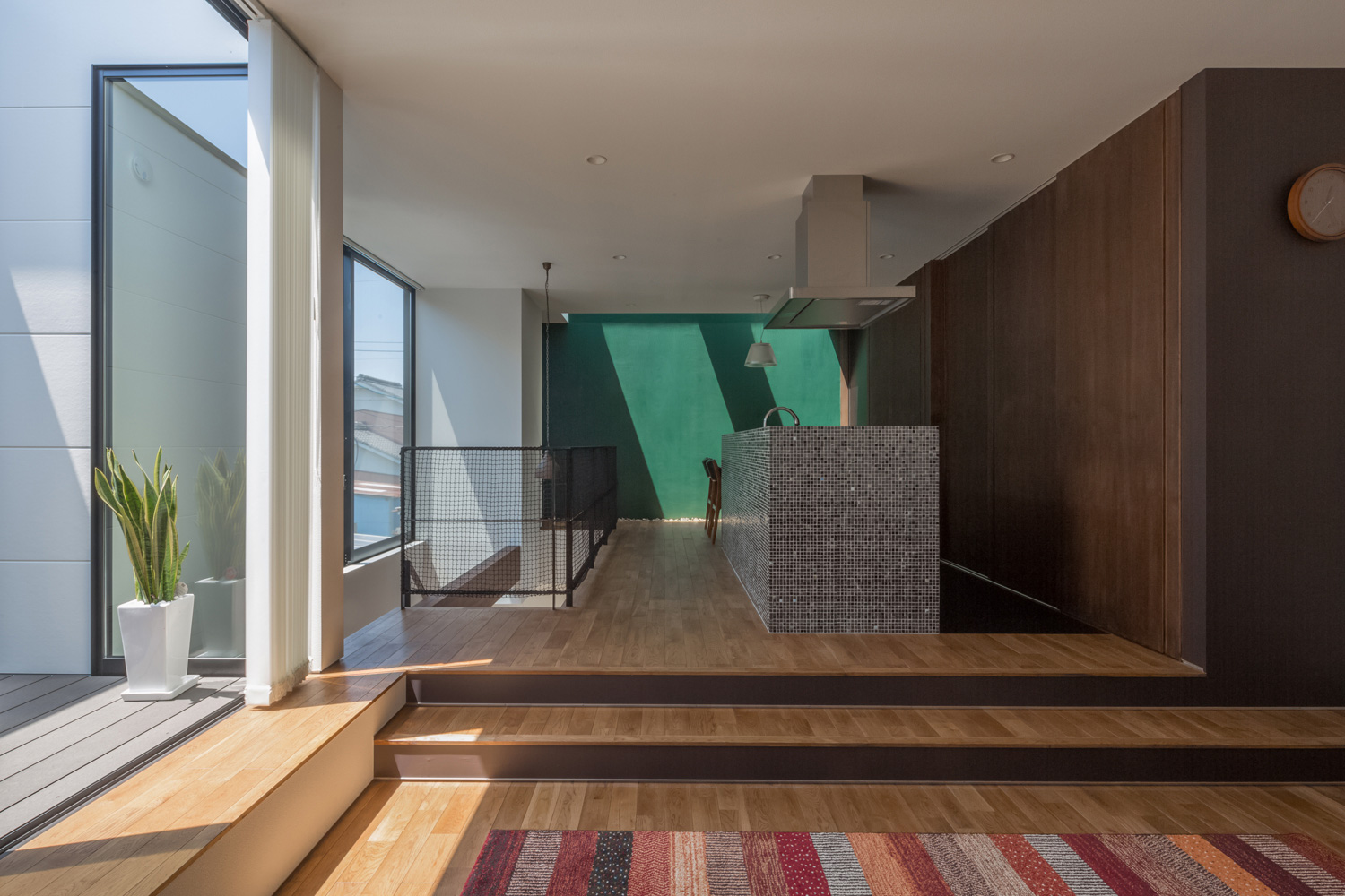 大きな窓から光が入るダウンリビングのある明るいLDK・デザイン住宅