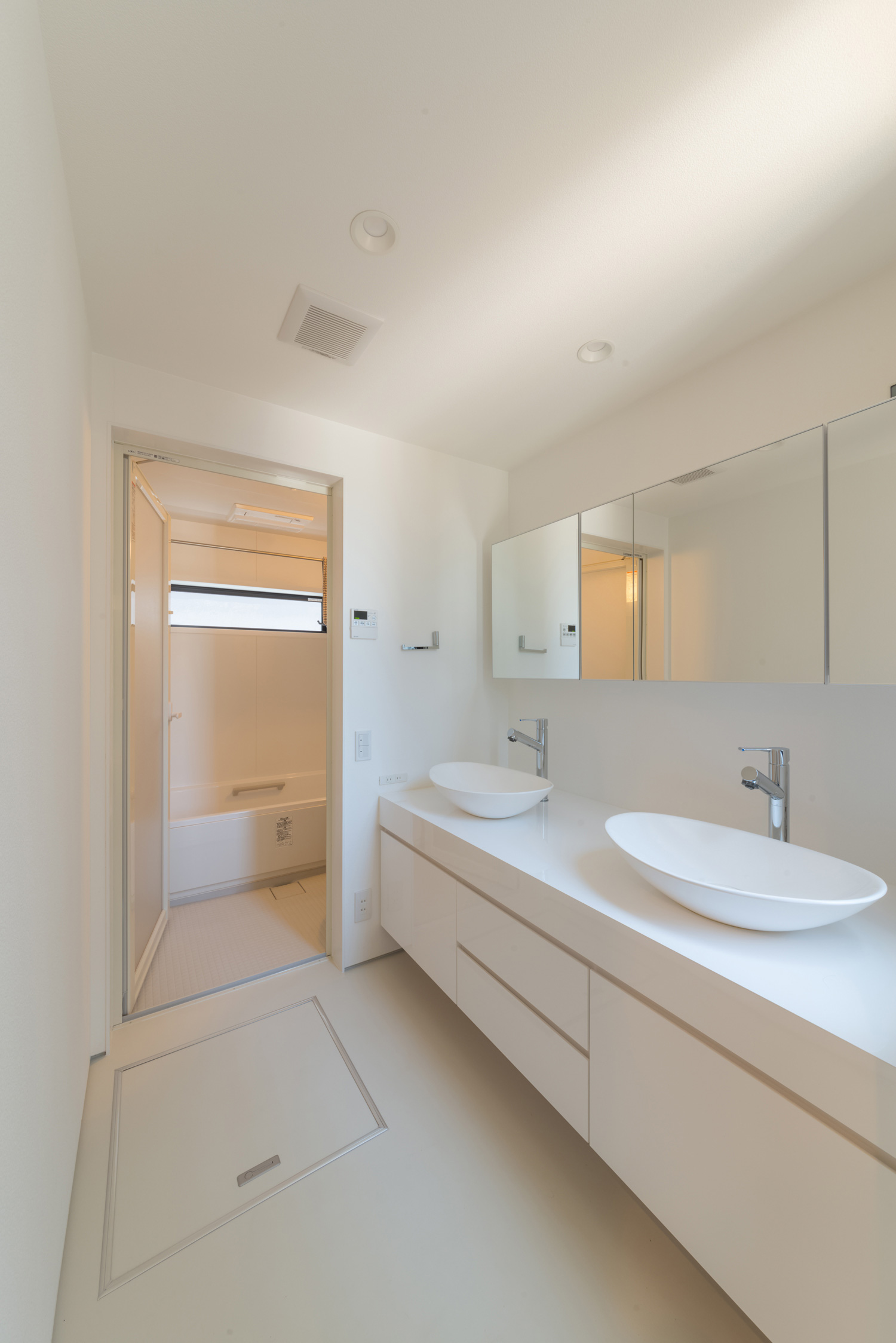 白で統一した明るく清潔感のあるダブルボウルの洗面所・デザイン住宅