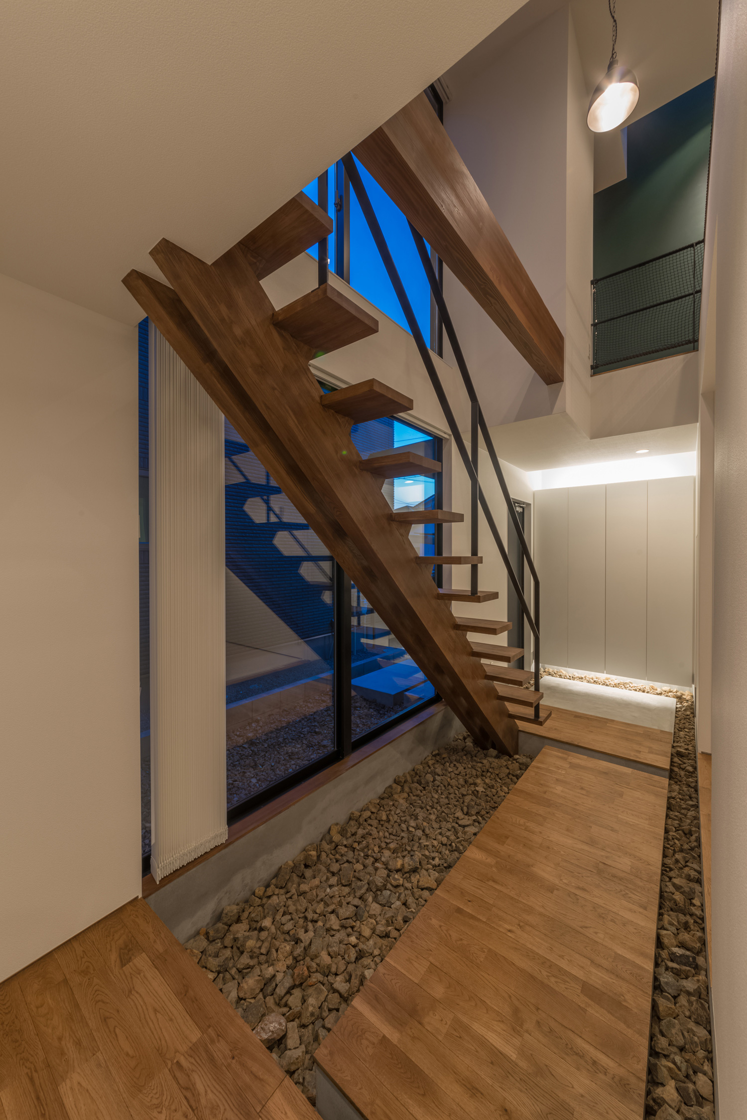 玄関から繋がる敷石とフローリングの廊下・デザイン住宅