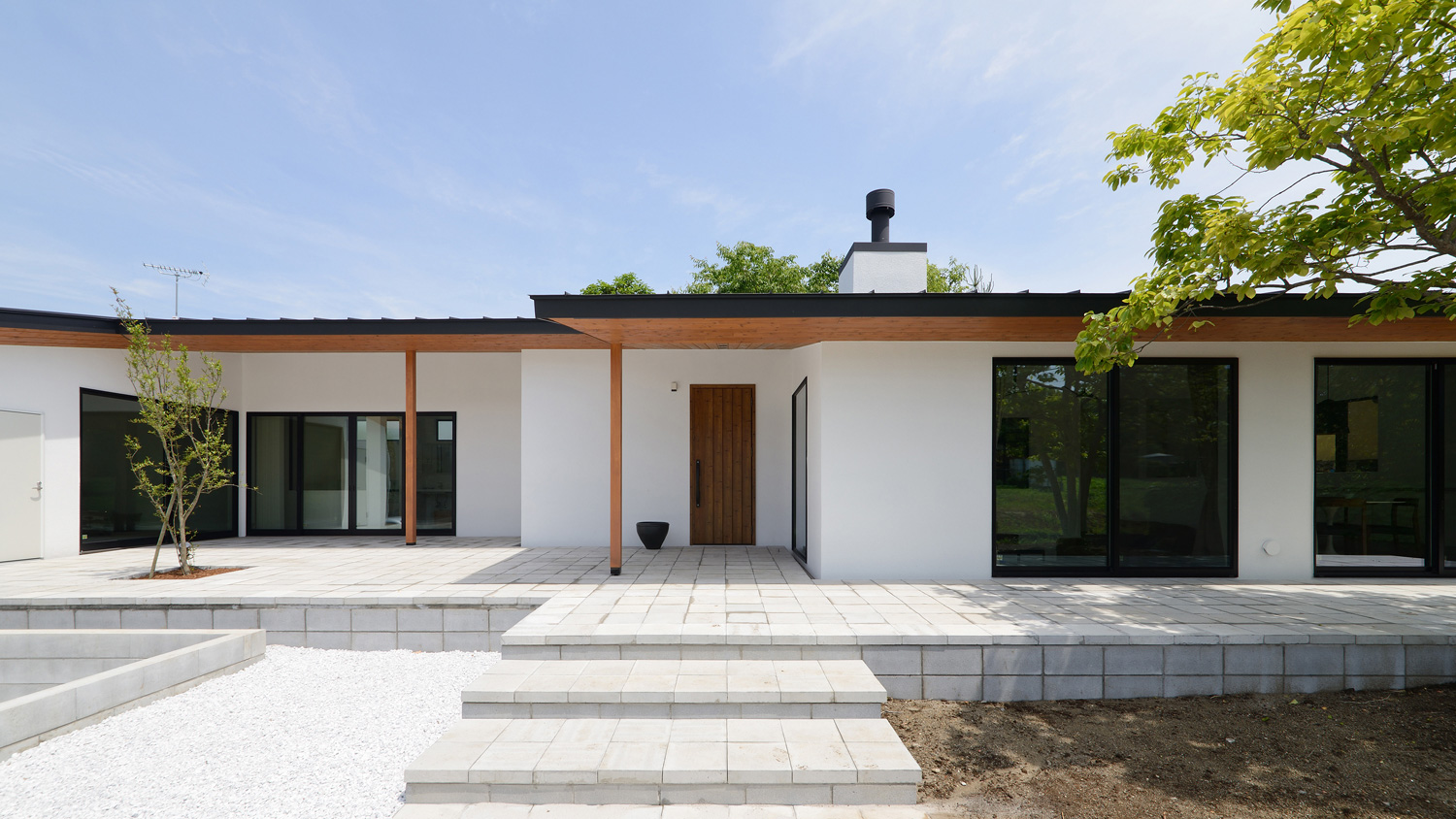 階段の玄関アプローチがある木の軒天井がある平屋・デザイン住宅