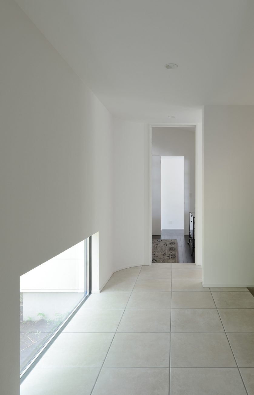 地窓があって壁が丸くなっている廊下・デザイン住宅