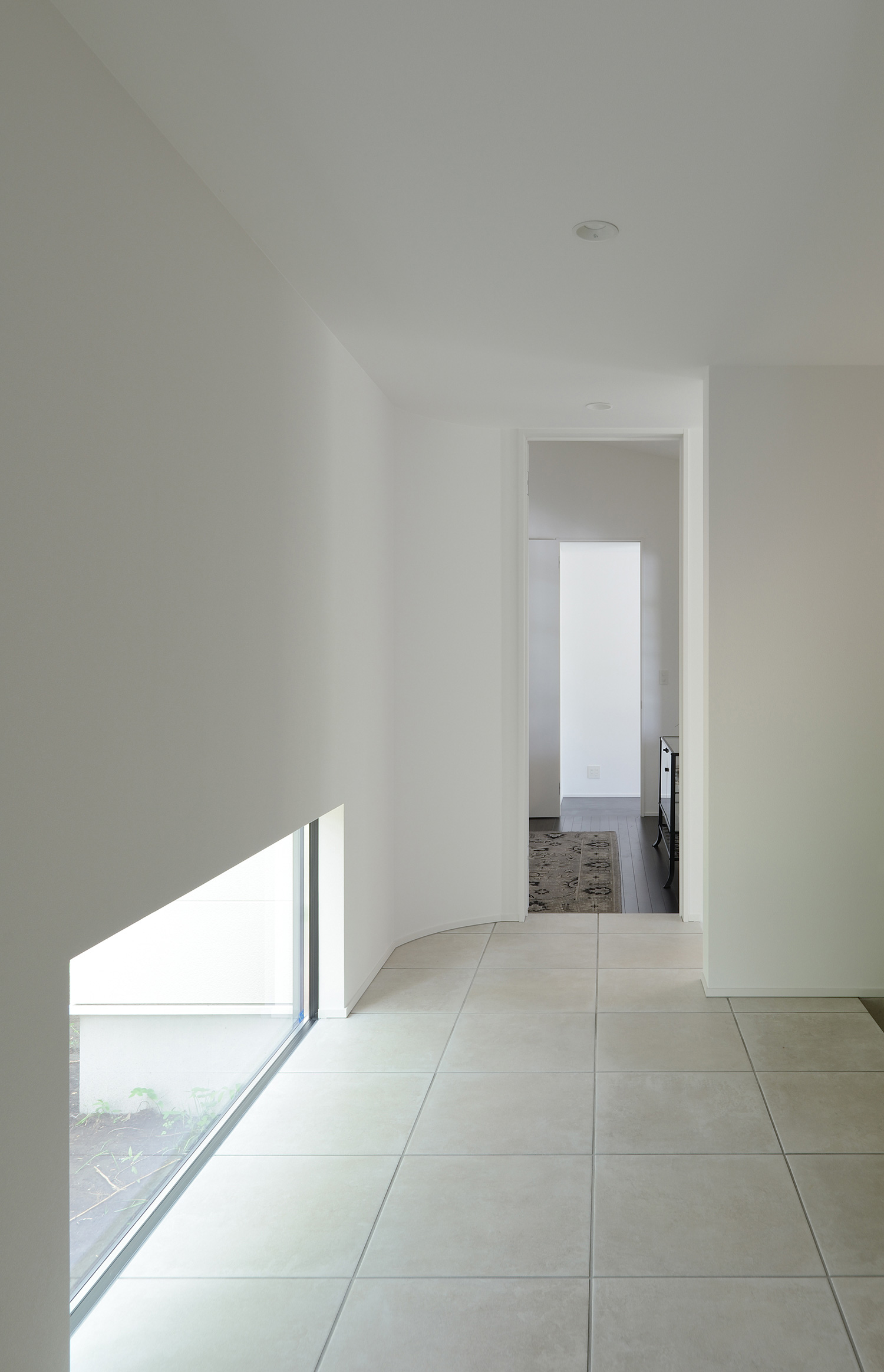 地窓があって壁が丸くなっている廊下・デザイン住宅