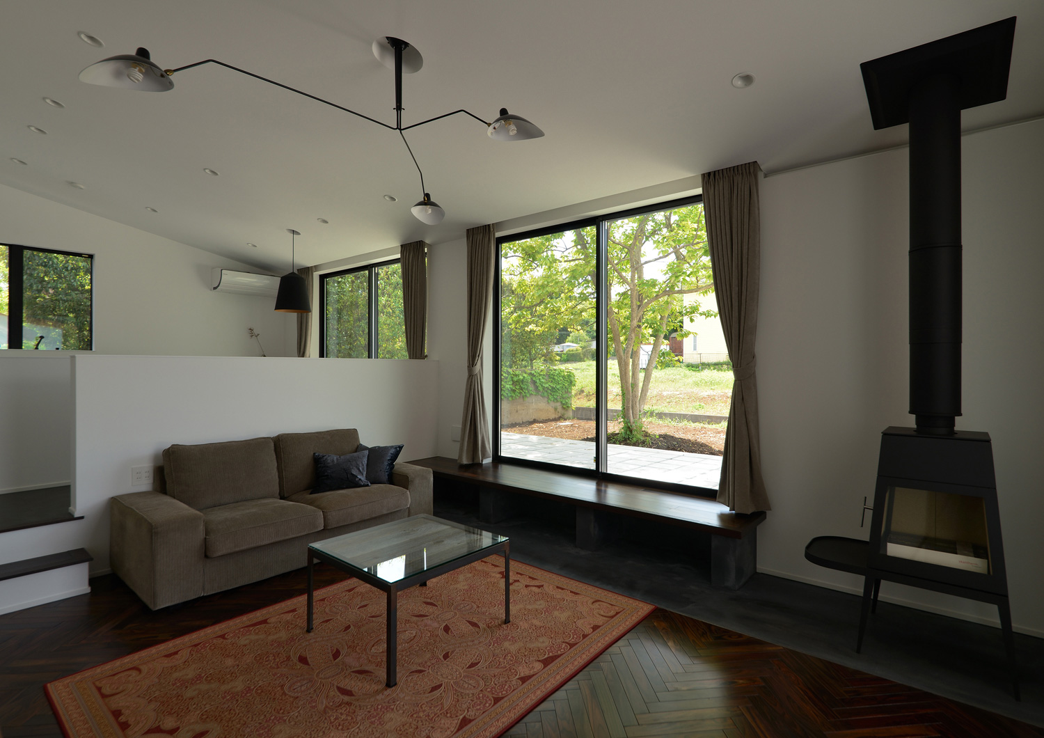 大きな窓から緑が見える落ち着きのあるLDK・デザイン住宅