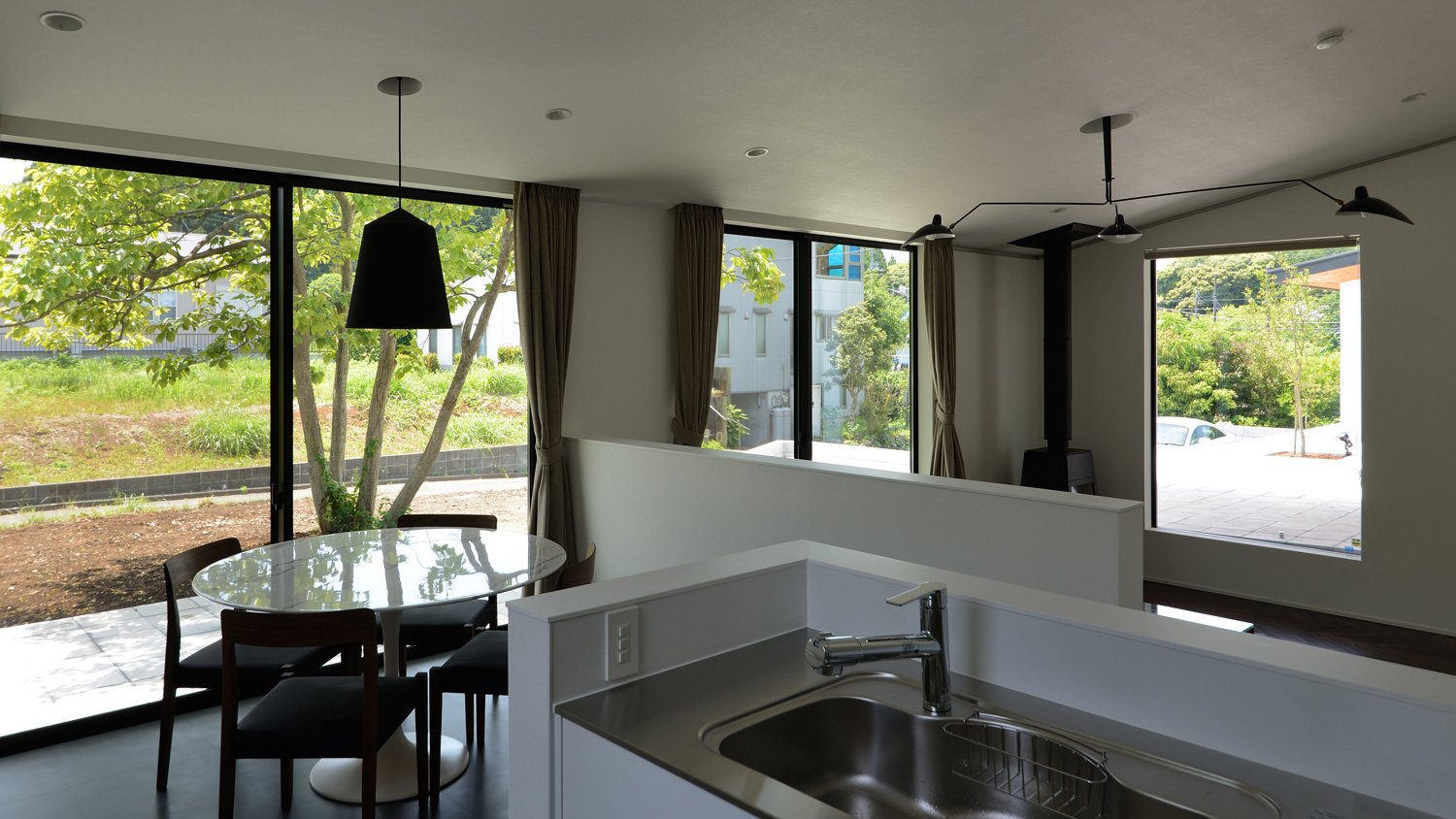 部屋を囲むように窓をたくさん取り付けた開放感のあるLDK・デザイン住宅