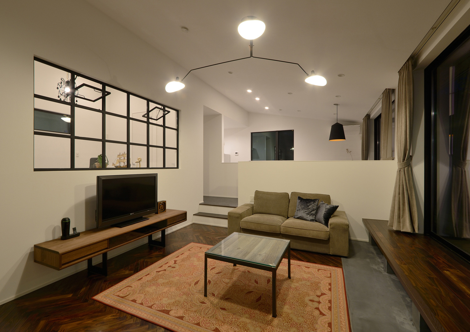 シンプルでおしゃれなペンダントライトがあるLDK・デザイン住宅