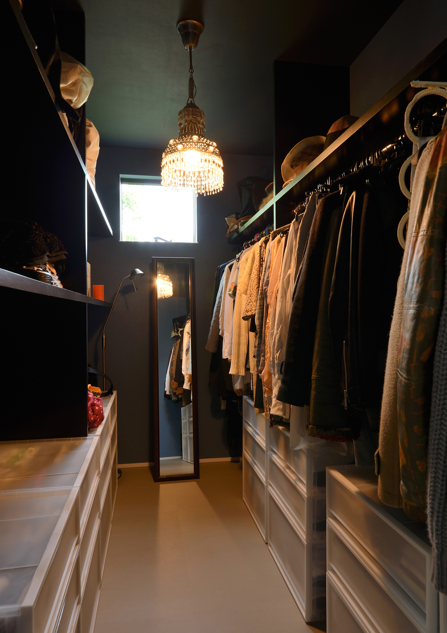 レトロでおしゃれなペンダントライトを取り付けたウォークインクローゼット・デザイン住宅