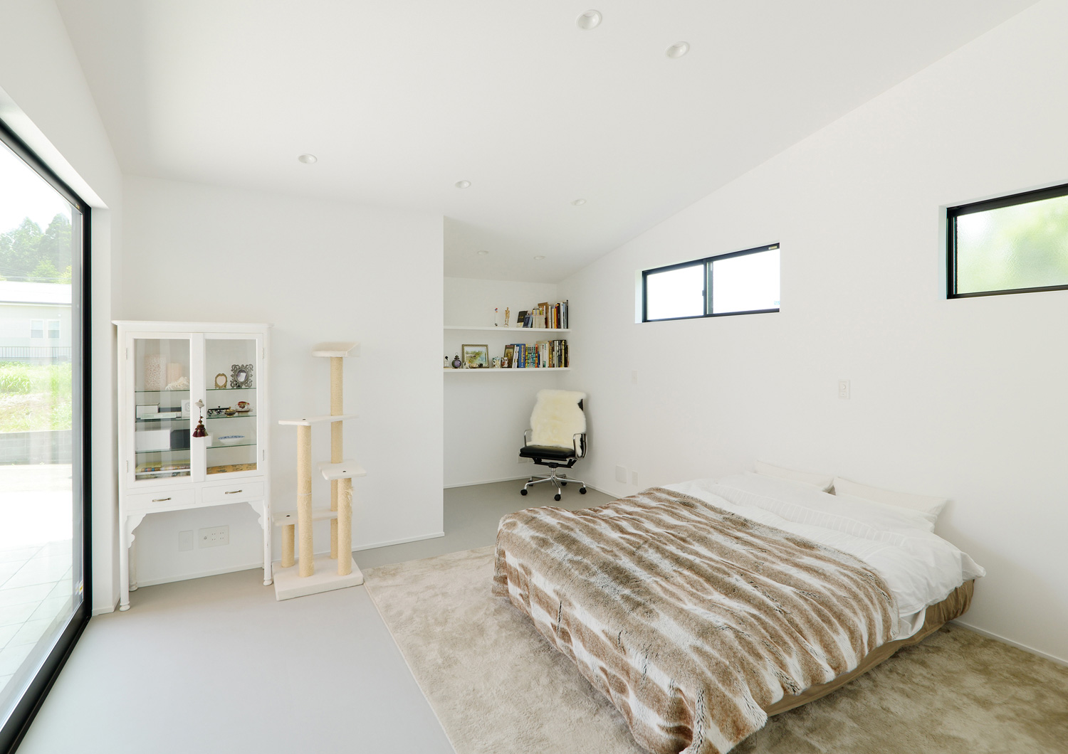 白いインテリアでまとめたキャットタワーのある寝室・デザイン住宅