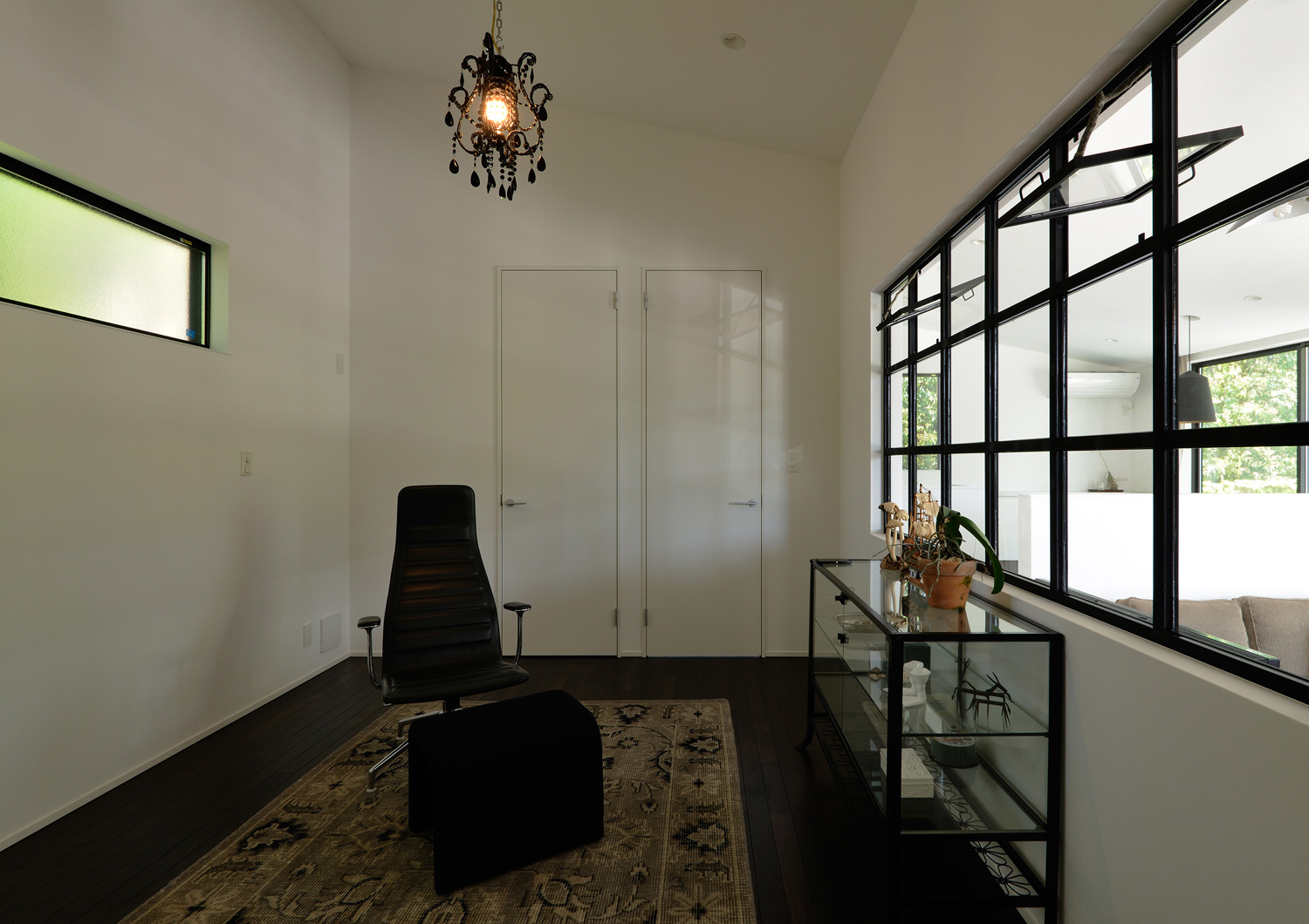 室内窓があるレトロな照明を取り付けた書斎・デザイン住宅