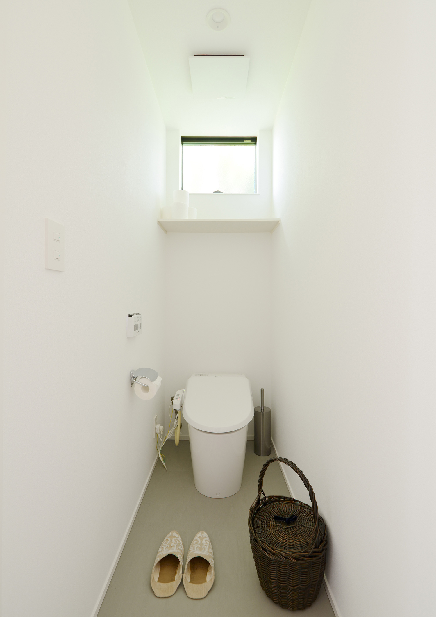 小窓を取り付けた明るくシンプルなトイレ・デザイン住宅