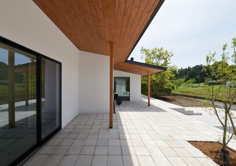 テラスとフラットにつながる豊かな空間