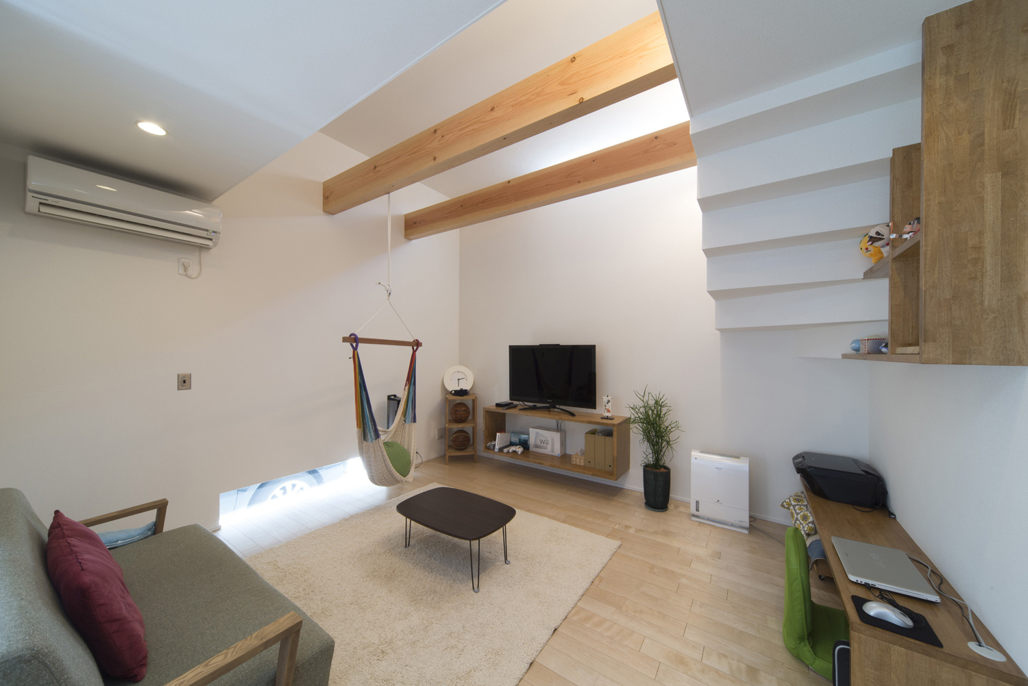 一部が化粧梁付きの高天井になっているLDK・デザイン住宅