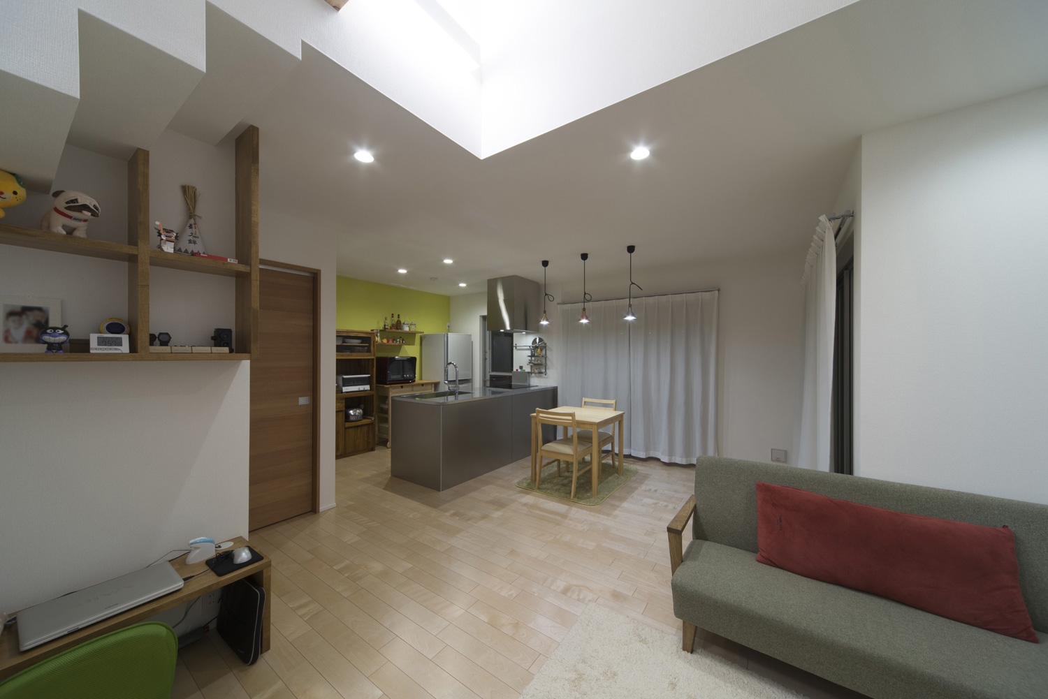 ペンダントライトが取り付けられたLDK・デザイン住宅