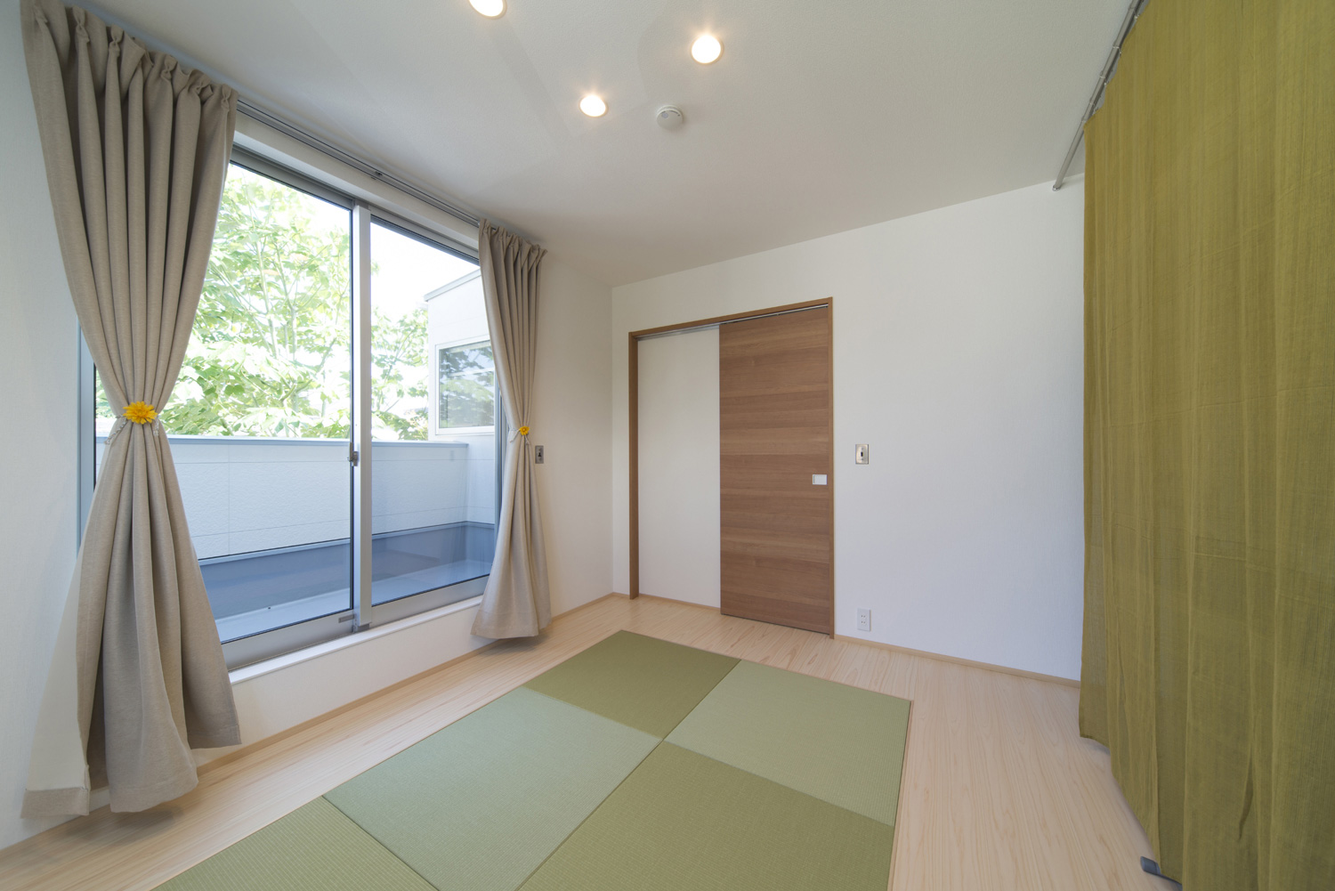 フローリングと畳を組み合わせたベランダと繋がる寝室・デザイン住宅