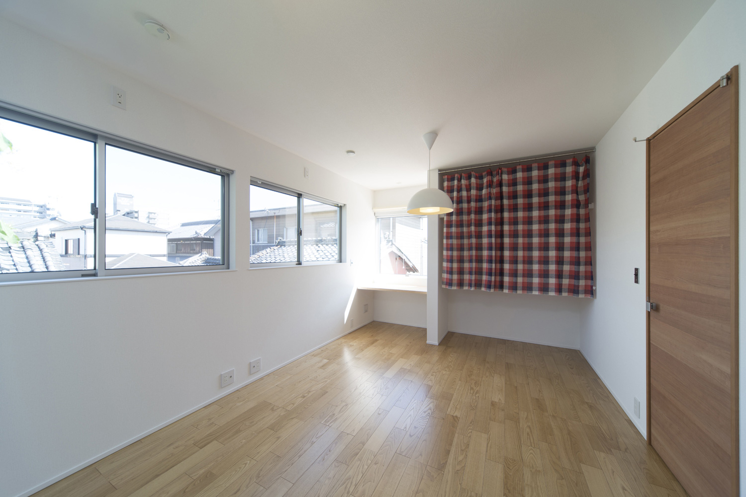 壁付けデスクがあるシンプルで明るい子供部屋・デザイン住宅