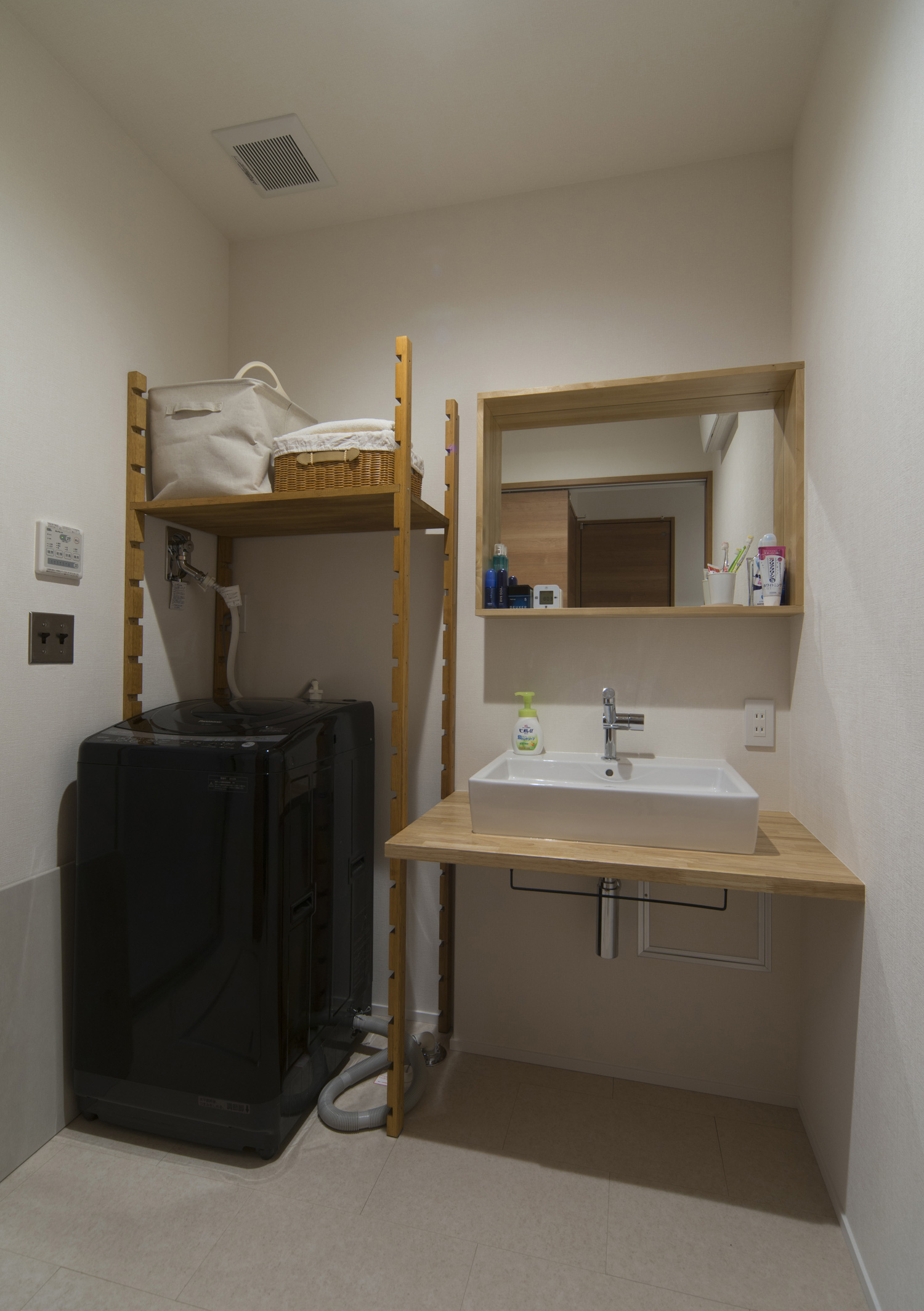 木材を使ったシンプルな洗面所・デザイン住宅