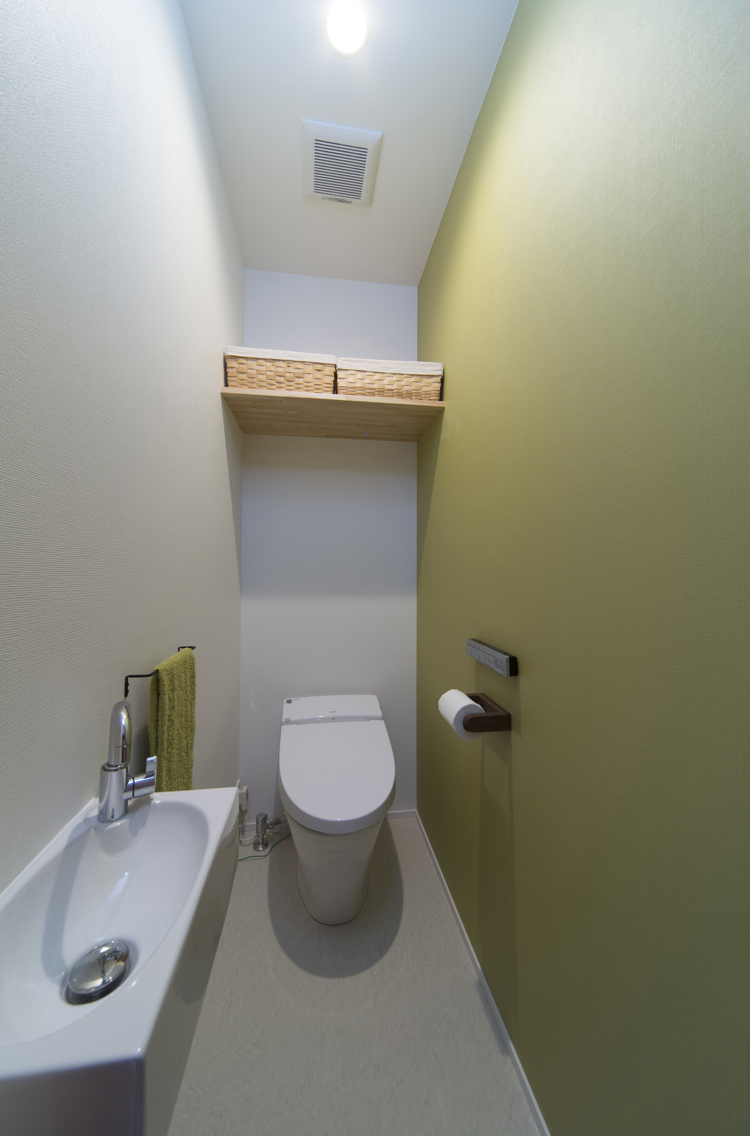 アクセントクロスや薄型手洗いがあるおしゃれなトイレ・デザイン住宅